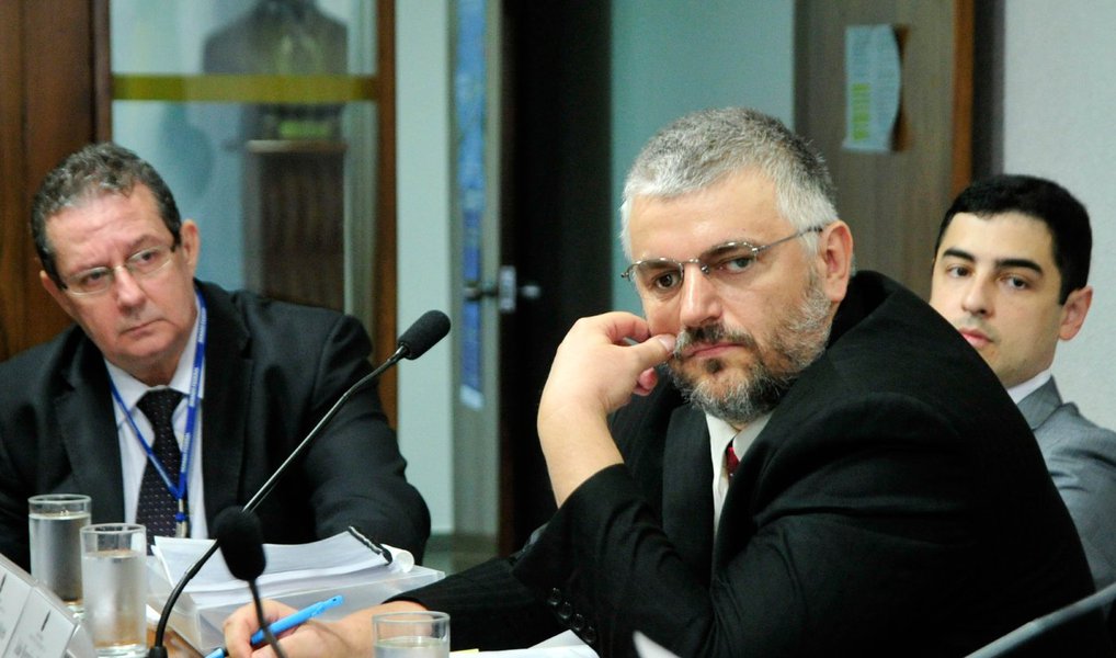 Ouvido na comissão do impeachment no Senado nesta terça-feira 5, o consultor João Henrique Pederiva, presidente da junta técnica da Casa que elaborou parecer sobre as denúncias contra a presidente Dilma Rousseff, afirmou que, no caso do atraso de repasse a bancos públicos do Plano Safra, houve operação de crédito; segundo ele, a operação não foi necessariamente fraudulenta, mas ocorreu uma irregularidade pois houve descumprimento da Lei de Responsabilidade Fiscal (Foto: Gisele Federicce) Ouvido na comissão do impeachment no Senado nesta terça-feira 5, o consultor João Henrique Pederiva, presidente da junta técnica da Casa que elaborou parecer sobre as denúncias contra a presidente Dilma Rousseff, afirmou que, no caso do atraso de repasse a bancos públicos do Plano Safra, houve operação de crédito; segundo ele, a operação não foi necessariamente fraudulenta, mas ocorreu uma irregularidade pois houve descumprimento da Lei de Responsabilidade Fiscal