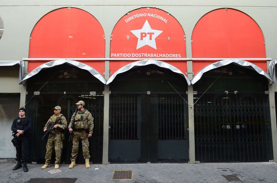 Pretenso combate à corrupção que serve como mero pretexto para perseguir e criminalizar um partido com compromissos populares, e ao mesmo tempo proteger setores conservadores, é coisa típica de ditadura (Foto: Bepe Damasco) Pretenso combate à corrupção que serve como mero pretexto para perseguir e criminalizar um partido com compromissos populares, e ao mesmo tempo proteger setores conservadores, é coisa típica de ditadura