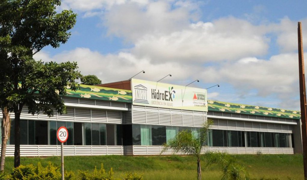 Foi publicada lei que extingue a Fundação Centro Internacional de Educação, Capacitação e Pesquisa Aplicada em Águas (Hidroex), criada em 2009; instalada em Frutal, no Território Triângulo Sul, a Cidade das Águas foi alvo de investigação da Controladoria-Geral do Estado devido ao alto custo de instalação, com obras inacabadas e espaço ocioso; avaliadas em R$ 200 milhões, as obras do Complexo Hidroex estavam paralisadas desde setembro de 2014; a atual gestão efetuou, em 2015, o pagamento de aproximadamente R$ 17 milhões, referentes a obras realizadas e não pagas pela gestão anterior (Foto: Leonardo Lucena) Foi publicada lei que extingue a Fundação Centro Internacional de Educação, Capacitação e Pesquisa Aplicada em Águas (Hidroex), criada em 2009; instalada em Frutal, no Território Triângulo Sul, a Cidade das Águas foi alvo de investigação da Controladoria-Geral do Estado devido ao alto custo de instalação, com obras inacabadas e espaço ocioso; avaliadas em R$ 200 milhões, as obras do Complexo Hidroex estavam paralisadas desde setembro de 2014; a atual gestão efetuou, em 2015, o pagamento de aproximadamente R$ 17 milhões, referentes a obras realizadas e não pagas pela gestão anterior