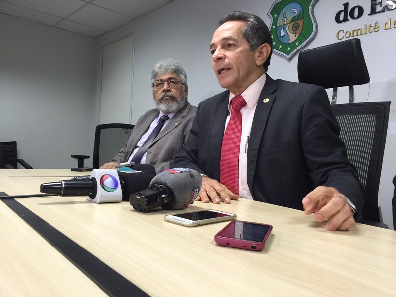Apesar de seu partido ter declarado apoio a Roberto Cláudio (PDT), o deputado estadual Heitor Férrer (PSB), candidato derrotado na última eleição, decidiu manter-se neutro no segundo turno da disputa pela Prefeitura de Fortaleza. O parlamentar defendeu que seu posicionamento é em respeito ao seu eleitorado na Capital. “Acho que no momento, para que esse eleitor se sinta respeitado, tanto para os que votam em um como para os que votam no outro, eles querem a minha neutralidade”, justificou (Foto: Rodrigo Rocha) Apesar de seu partido ter declarado apoio a Roberto Cláudio (PDT), o deputado estadual Heitor Férrer (PSB), candidato derrotado na última eleição, decidiu manter-se neutro no segundo turno da disputa pela Prefeitura de Fortaleza. O parlamentar defendeu que seu posicionamento é em respeito ao seu eleitorado na Capital. “Acho que no momento, para que esse eleitor se sinta respeitado, tanto para os que votam em um como para os que votam no outro, eles querem a minha neutralidade”, justificou