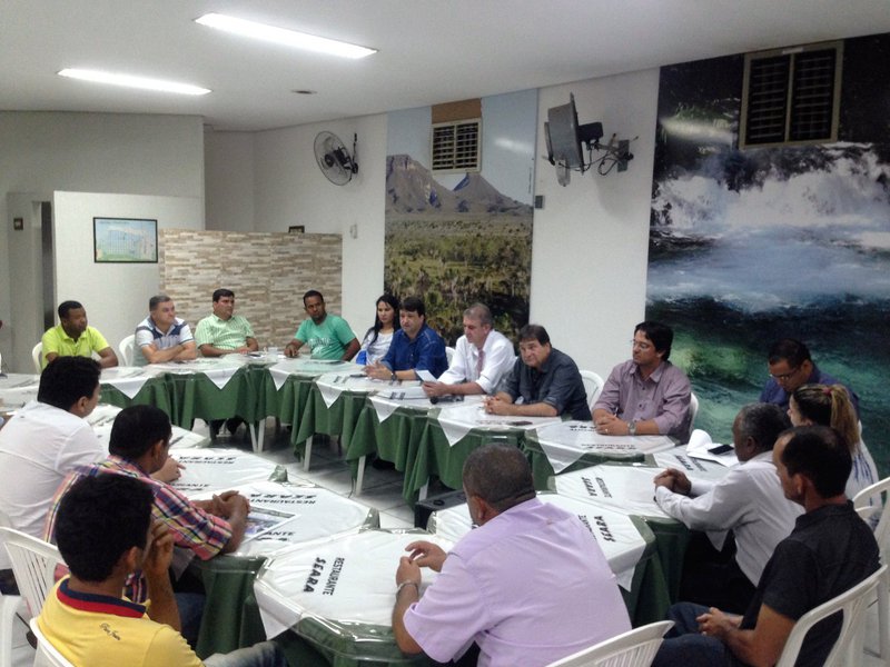 PRB de Palmas definiu nessa segunda-feira, 19, em reunião com dirigentes e pré-candidatos do partido, que a convenção para legitimar o empresário Fabiano Parafusos (PRB) como candidato a prefeito da Capital será realizada no próximo dia 5, em local ainda não definido; tanto o presidente da sigla no Estado, deputado federal César Halum, quanto o próprio Fabiano descartaram a possibilidade dele ser vice de outro pré-candidato; "Nós somos os únicos que chegaram até aqui sem estrutura nenhuma e nós vamos até o fim", disse Halum; "Eu converso com os partidos e líderes porque esse é o meu jeito. Eu sempre gostei de ouvir as pessoas e vejo, inclusive, que falta isso hoje em Palmas", destacou Fabiano (Foto: Aquiles Lins) PRB de Palmas definiu nessa segunda-feira, 19, em reunião com dirigentes e pré-candidatos do partido, que a convenção para legitimar o empresário Fabiano Parafusos (PRB) como candidato a prefeito da Capital será realizada no próximo dia 5, em local ainda não definido; tanto o presidente da sigla no Estado, deputado federal César Halum, quanto o próprio Fabiano descartaram a possibilidade dele ser vice de outro pré-candidato; "Nós somos os únicos que chegaram até aqui sem estrutura nenhuma e nós vamos até o fim", disse Halum; "Eu converso com os partidos e líderes porque esse é o meu jeito. Eu sempre gostei de ouvir as pessoas e vejo, inclusive, que falta isso hoje em Palmas", destacou Fabiano