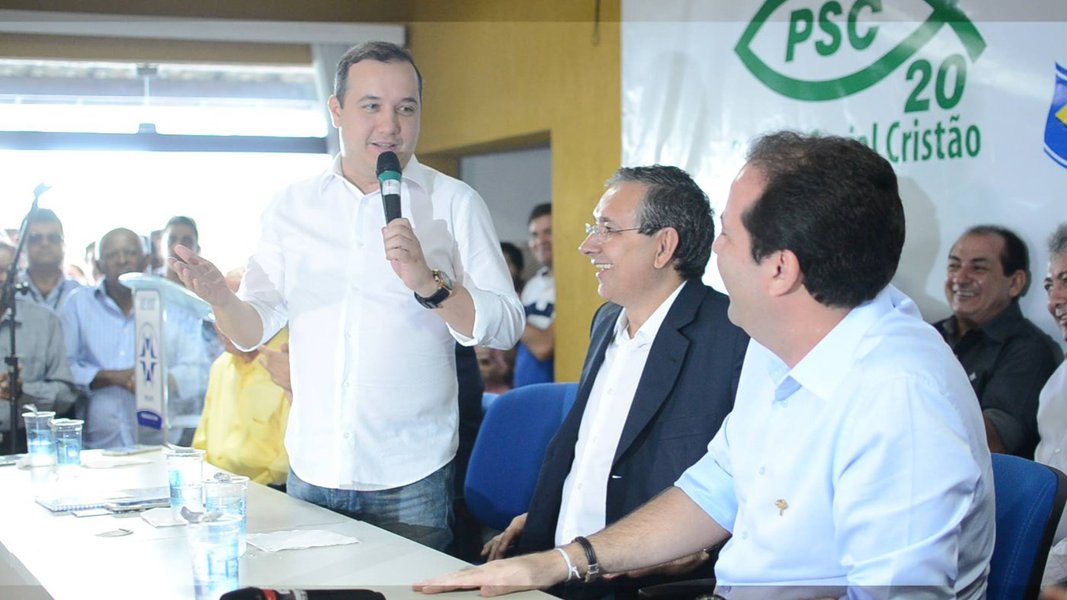 Uma aliança que não está restrita às eleições deste ano, mas que tem o objetivo de construir um novo grupo político em Sergipe; esta foi a tônica dos discursos desta quarta (27) no ato que oficializou o apoio do PSC e de outras seis siglas à pré-candidatura de Valadares Filho (PSB) a prefeito de Aracaju e confirmou o nome do deputado estadual Antônio dos Santos (PSC) como pré-candidato a vice-prefeito; “Este ato representa uma mudança no cenário político de Sergipe, é a formação de um novo grupo político no Estado. O que anima cada vez mais é que esta construção teve uma base na renovação política e administrativa que a nossa capital precisa”, afirmou Valadares Filho (Foto: Valter Lima) Uma aliança que não está restrita às eleições deste ano, mas que tem o objetivo de construir um novo grupo político em Sergipe; esta foi a tônica dos discursos desta quarta (27) no ato que oficializou o apoio do PSC e de outras seis siglas à pré-candidatura de Valadares Filho (PSB) a prefeito de Aracaju e confirmou o nome do deputado estadual Antônio dos Santos (PSC) como pré-candidato a vice-prefeito; “Este ato representa uma mudança no cenário político de Sergipe, é a formação de um novo grupo político no Estado. O que anima cada vez mais é que esta construção teve uma base na renovação política e administrativa que a nossa capital precisa”, afirmou Valadares Filho
