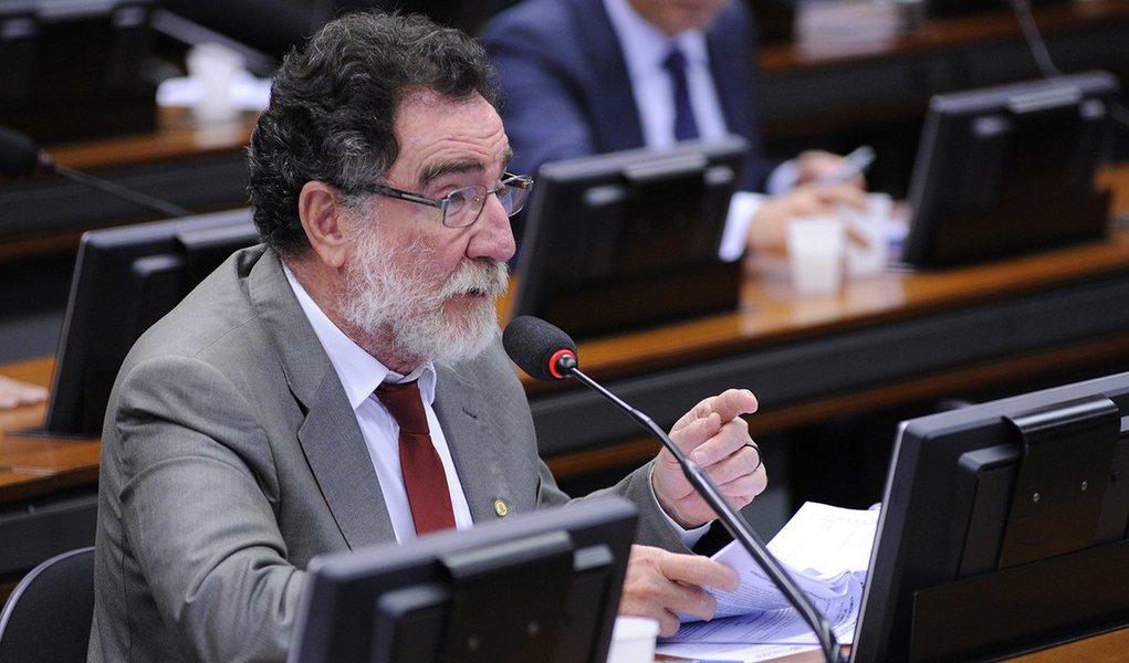 Deputado Patrus Ananias (PT-MG) criticou a força-tarefa da 'Lava Jato', que prendeu o ex-ministro Guido Mantega enquanto ele acompanhava uma cirurgia da sua esposa; segundo o parlamentar, "a arrogância" da ação aponta "perigosamente para uma ruptura completa com o estado democrático de direito"; "Já estamos em um estado no qual as exceções se multiplicam, várias delas amparadas por decisões ou omissões judiciárias. O braço armado da PF, a ação sem limites dos procuradores do Ministério Público e a ausência de contrapeso para algumas ações judiciais aumentam a incerteza sobre a democracia" (Foto: Leonardo Lucena) Deputado Patrus Ananias (PT-MG) criticou a força-tarefa da 'Lava Jato', que prendeu o ex-ministro Guido Mantega enquanto ele acompanhava uma cirurgia da sua esposa; segundo o parlamentar, "a arrogância" da ação aponta "perigosamente para uma ruptura completa com o estado democrático de direito"; "Já estamos em um estado no qual as exceções se multiplicam, várias delas amparadas por decisões ou omissões judiciárias. O braço armado da PF, a ação sem limites dos procuradores do Ministério Público e a ausência de contrapeso para algumas ações judiciais aumentam a incerteza sobre a democracia"