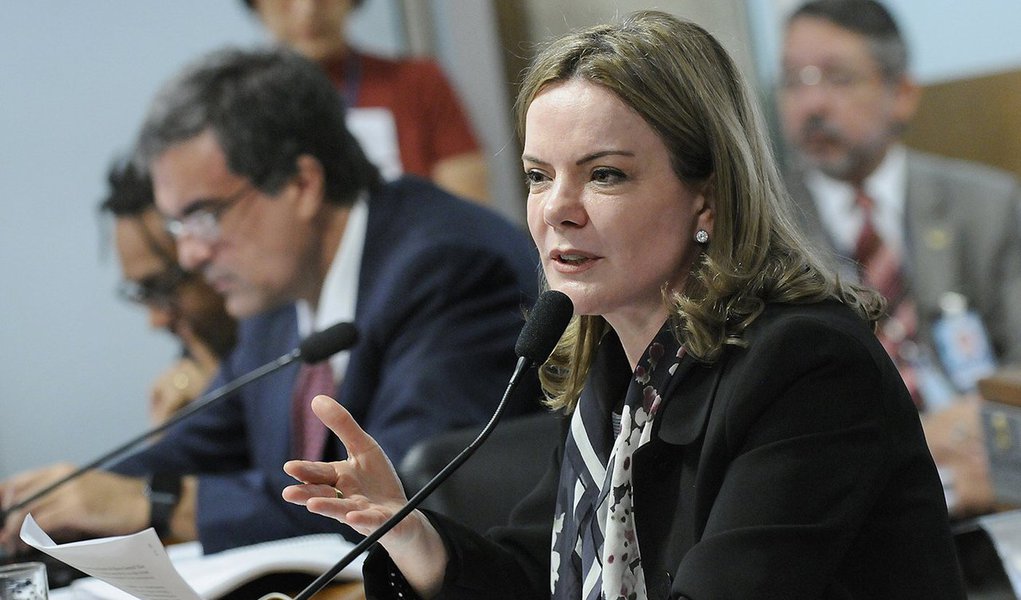 Senadora Gleisi Hoffmann (PT/PR) voltou a criticar a prisão de seu marido, Paulo Bernardo, no dia em que o STF atendeu pedido da defesa e liberou o ex-ministro; segundo Gleisi, "não tinha base legal nenhuma para essa prisão"; "Quem leu a decisão via de pronto a fragilidade. Nunca nos recusamos a responder nada. Não podemos admitir que a Justiça não seja seguida e a Constituição não seja respeitada. Quero lamentar comentários que foram feitos aqui sobre isso. Infelizmente, julga-se primeiro antes de ter informação”, criticou, no Senado; segundo ela, decisão de Toffoli foi "fundamental" (Foto: Leonardo Lucena) Senadora Gleisi Hoffmann (PT/PR) voltou a criticar a prisão de seu marido, Paulo Bernardo, no dia em que o STF atendeu pedido da defesa e liberou o ex-ministro; segundo Gleisi, "não tinha base legal nenhuma para essa prisão"; "Quem leu a decisão via de pronto a fragilidade. Nunca nos recusamos a responder nada. Não podemos admitir que a Justiça não seja seguida e a Constituição não seja respeitada. Quero lamentar comentários que foram feitos aqui sobre isso. Infelizmente, julga-se primeiro antes de ter informação”, criticou, no Senado; segundo ela, decisão de Toffoli foi "fundamental"
