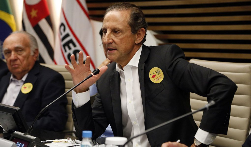Pesquisa realizada pela Ipsos Public Affairs, encomendada pela Fiesp e Ciesp, aponta que 84% dos entrevistados não acredita que a proposta de criar um novo imposto, como deseja o governo do vice-presidente em exercício Michel Temer, seria realizada de forma temporária. No total, 88% das 1,2 mil pessoas ouvidas pelo estudo acredita que o corte de gastos é a melhor solução para equilibrar as contas públicas; "É claro que ninguém acredita em imposto temporário", afirmou o presidente da Fispe do Ciesp, Paulo Skaf; "Imposto vem e fica. A prova disso é que a carga tributária é cada vez mais alta. A arrecadação já está em quase R$ 2 trilhões por ano. Imposto é castigo e não solução", completou. (Foto: Paulo Emílio) Pesquisa realizada pela Ipsos Public Affairs, encomendada pela Fiesp e Ciesp, aponta que 84% dos entrevistados não acredita que a proposta de criar um novo imposto, como deseja o governo do vice-presidente em exercício Michel Temer, seria realizada de forma temporária. No total, 88% das 1,2 mil pessoas ouvidas pelo estudo acredita que o corte de gastos é a melhor solução para equilibrar as contas públicas; "É claro que ninguém acredita em imposto temporário", afirmou o presidente da Fispe do Ciesp, Paulo Skaf; "Imposto vem e fica. A prova disso é que a carga tributária é cada vez mais alta. A arrecadação já está em quase R$ 2 trilhões por ano. Imposto é castigo e não solução", completou.