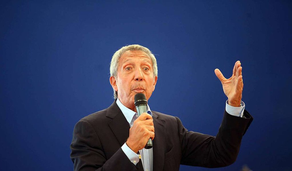 Para o empresário Abilio Diniz, que preside o conselho de administração da BRF, o mercado consumidor brasileiro já atingiu seu "fundo do poço" e os sinais de retomada estão aparecendo; segundo ele, o desempenho das vendas para o Dia dos Namorados já demonstra maior confiança; "Acredito no mercado interno crescente no terceiro trimestre. Nada de espetacular, mas já dando sinais de crescimento"; afirma ainda que os fundos de investimentos estrangeiros têm interesse de investir no Brasil e “só estão esperando regras e sinais claros de estabilização política" (Foto: Roberta Namour) Para o empresário Abilio Diniz, que preside o conselho de administração da BRF, o mercado consumidor brasileiro já atingiu seu "fundo do poço" e os sinais de retomada estão aparecendo; segundo ele, o desempenho das vendas para o Dia dos Namorados já demonstra maior confiança; "Acredito no mercado interno crescente no terceiro trimestre. Nada de espetacular, mas já dando sinais de crescimento"; afirma ainda que os fundos de investimentos estrangeiros têm interesse de investir no Brasil e “só estão esperando regras e sinais claros de estabilização política"
