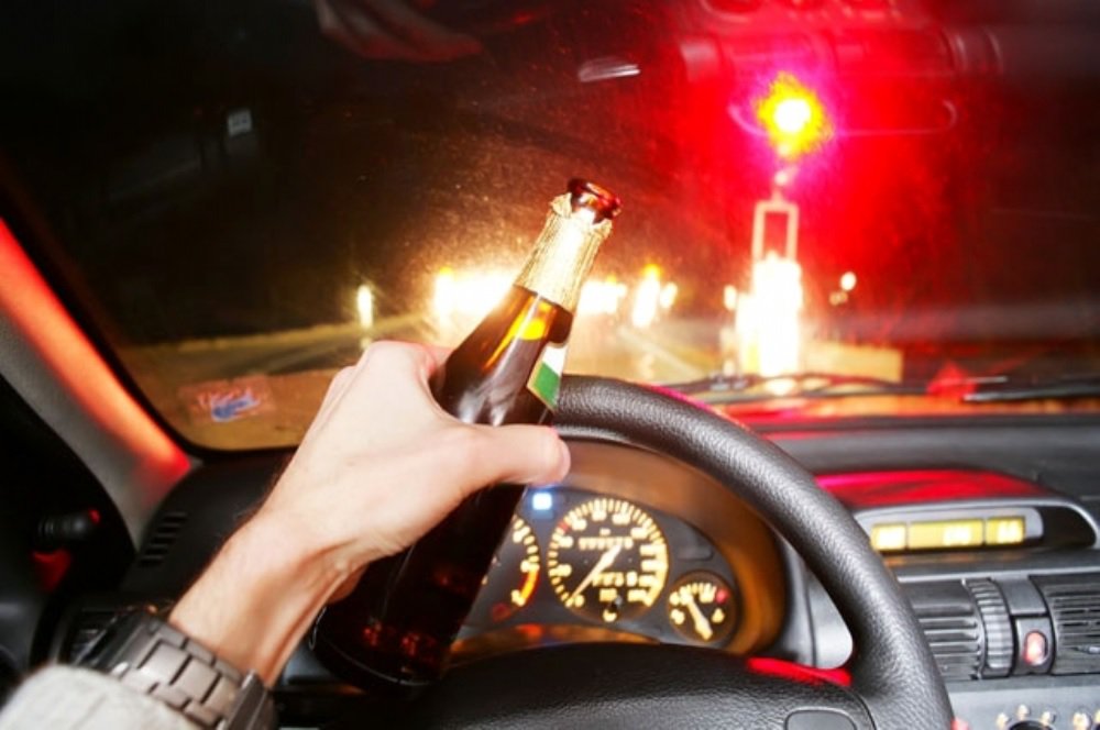 Quem for pego pela Operação Lei Seca dirigindo alcoolizado ou se recusar a fazer o teste do bafômetro, a partir do dia 1º de novembro, pagará uma multa muito superior ao valor cobrado atualmente, que é de R$ 1.915; devido a mudanças na legislação de trânsito, o valor subirá para R$ 2.934,70 e o motorista ainda terá a carteira de habilitação suspensa pelo prazo de 12 meses; o motorista que falar ao celular enquanto dirige também será penalizado com mais rigor: de infração média (multa de R$ 85,13) para gravíssima (R$ 191,54); e quem estacionar indevidamente em vaga de idoso ou deficiente perderá sete pontos na carteira (Foto: Romulo Faro) Quem for pego pela Operação Lei Seca dirigindo alcoolizado ou se recusar a fazer o teste do bafômetro, a partir do dia 1º de novembro, pagará uma multa muito superior ao valor cobrado atualmente, que é de R$ 1.915; devido a mudanças na legislação de trânsito, o valor subirá para R$ 2.934,70 e o motorista ainda terá a carteira de habilitação suspensa pelo prazo de 12 meses; o motorista que falar ao celular enquanto dirige também será penalizado com mais rigor: de infração média (multa de R$ 85,13) para gravíssima (R$ 191,54); e quem estacionar indevidamente em vaga de idoso ou deficiente perderá sete pontos na carteira
