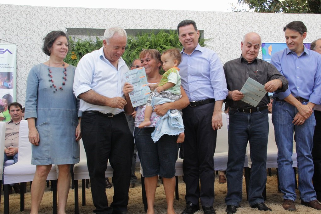 Governador Marconi Perillo participou, na tarde de desta sexta-feira, de mais uma grande ação do programa Cheque Mais Moradia; em Goianésia, acompanhado pelo prefeito Jales Fontoura, ele entregou 500 Cheques Mais Moradia – modalidade Construção, a famílias do município; Marconi afirmou que o Cheque Mais Moradia é um dos programas mais humanitários do país enque tem enorme orgulho de tê-lo lançado no seu primeiro governo, em 2000, e de já ter conseguido beneficiar 300 mil famílias até hoje; ministro das Cidades, Bruno Araújo, começa a implementar no governo de Michel Temer programa semelhante após visitar Goiás e conhecer de perto o Cheque Mais Moradia (Foto: José Barbacena) Governador Marconi Perillo participou, na tarde de desta sexta-feira, de mais uma grande ação do programa Cheque Mais Moradia; em Goianésia, acompanhado pelo prefeito Jales Fontoura, ele entregou 500 Cheques Mais Moradia – modalidade Construção, a famílias do município; Marconi afirmou que o Cheque Mais Moradia é um dos programas mais humanitários do país enque tem enorme orgulho de tê-lo lançado no seu primeiro governo, em 2000, e de já ter conseguido beneficiar 300 mil famílias até hoje; ministro das Cidades, Bruno Araújo, começa a implementar no governo de Michel Temer programa semelhante após visitar Goiás e conhecer de perto o Cheque Mais Moradia