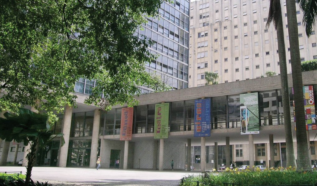 No VII Seminário Internacional de Políticas Culturais na Fundação Casa de Rui Barbosa, no Rio de Janeiro, tive a oportunidade de apresentar os indicadores dos três principais editais de fomento do Centro de Artes Cênicas da Funarte, onde trabalho à frente do Setor de Políticas de Fomento; vídeo (Foto: Marcelo Gruman) No VII Seminário Internacional de Políticas Culturais na Fundação Casa de Rui Barbosa, no Rio de Janeiro, tive a oportunidade de apresentar os indicadores dos três principais editais de fomento do Centro de Artes Cênicas da Funarte, onde trabalho à frente do Setor de Políticas de Fomento; vídeo