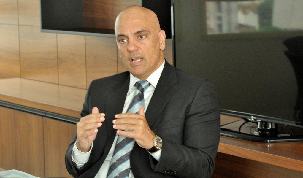 "Toda pessoa que é presa tem direito a um advogado, certo? Errado. Não é mais assim no governo interino, com o Ministro Lex Luthor, digo, Alexandre de Moraes", escreve Fernando Brito, do Tijolaço; "Se alguém for preso quarta, quinta, sábado e domingo e levado a um presídio federal, fica sem advogado, que só pode ir lá 'nas segundas, terças e sextas-feiras, por um período máximo de uma hora', segundo portaria editada no dia 28 de junho", afirma; citando reportagem do Uol, o blogueiro diz que "os acusados de 'terrorismo' presos" no País não falaram com seus advogados"; "Nem na ditadura se fazia isso"; critica; "Cadê a Ordem dos Advogados? Está estudando 'pedaladas' ou 'paneladas'?" (Foto: Leonardo Lucena) "Toda pessoa que é presa tem direito a um advogado, certo? Errado. Não é mais assim no governo interino, com o Ministro Lex Luthor, digo, Alexandre de Moraes", escreve Fernando Brito, do Tijolaço; "Se alguém for preso quarta, quinta, sábado e domingo e levado a um presídio federal, fica sem advogado, que só pode ir lá 'nas segundas, terças e sextas-feiras, por um período máximo de uma hora', segundo portaria editada no dia 28 de junho", afirma; citando reportagem do Uol, o blogueiro diz que "os acusados de 'terrorismo' presos" no País não falaram com seus advogados"; "Nem na ditadura se fazia isso"; critica; "Cadê a Ordem dos Advogados? Está estudando 'pedaladas' ou 'paneladas'?"