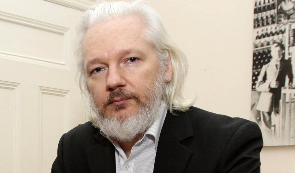 Fundador do portal WikiLeaks, Julien Assange, negou em entrevista ao canal de televisão americano NBC que a Rússia tenha qualquer ligação com o recente escândalo de vazamento de documentos comprometedores do Partido Democrata; documentos divulgados contêm, segundo WikiLeaks, informações sobre a estratégia da virtual candidata democrata à Casa Branca, Hillary Clinton, para vencer o rival nas primárias, Bernie Sanders; A equipe de campanha de Clinton sugeriu que a ação poderia ter sido ordenada por Moscou para favorecer o candidato republicano Donald Trump, por este ter uma posição mais crítica à OTAN do que a sua rival democrata; "Não há provas disso. Nós não revelamos a nossa fonte", disse Assange (Foto: Paulo Emílio) Fundador do portal WikiLeaks, Julien Assange, negou em entrevista ao canal de televisão americano NBC que a Rússia tenha qualquer ligação com o recente escândalo de vazamento de documentos comprometedores do Partido Democrata; documentos divulgados contêm, segundo WikiLeaks, informações sobre a estratégia da virtual candidata democrata à Casa Branca, Hillary Clinton, para vencer o rival nas primárias, Bernie Sanders; A equipe de campanha de Clinton sugeriu que a ação poderia ter sido ordenada por Moscou para favorecer o candidato republicano Donald Trump, por este ter uma posição mais crítica à OTAN do que a sua rival democrata; "Não há provas disso. Nós não revelamos a nossa fonte", disse Assange