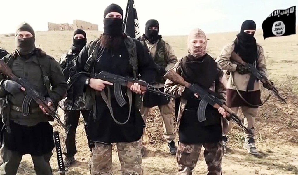 "Os representantes dos terroristas queimaram vivos sete companheiros que fugiram de um combate na região da cidade de Fallujah", informou o canal de televisão Fox; segundo a informação, os desertores foram amarrados e levados para uma caldeira com água fervendo; comandantes do Estado Islâmico mataram 19 pessoas que se negaram a participar de um combate no centro da cidade (Foto: Roberta Namour) "Os representantes dos terroristas queimaram vivos sete companheiros que fugiram de um combate na região da cidade de Fallujah", informou o canal de televisão Fox; segundo a informação, os desertores foram amarrados e levados para uma caldeira com água fervendo; comandantes do Estado Islâmico mataram 19 pessoas que se negaram a participar de um combate no centro da cidade