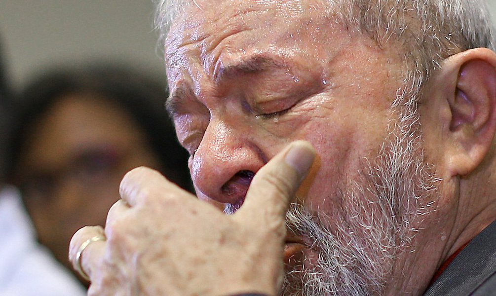 O povo brasileiro ainda tem a memória de um tempo em que era feliz: um tempo em que todos tinham emprego, os mais pobres subiam de vida, os ricos enriqueciam e os maiores empresários lançavam ações em bolsa, ficando assim bilionários; naquele tempo, nem tão distante, o Brasil tinha um líder político reconhecido globalmente, sua economia atingia o grau de investimento e o País acumulava bilhões em reservas; no entanto, desde que foi colocado em marcha o projeto de destruição desse mesmo líder, todos saíram perdendo: os pobres, remediados e os ricos; a irracionalidade é tamanha que, em breve, e até os patrocinadores da autodestruição brasileira se darão conta de que só Lula teria legitimidade para fazer as tão propaladas reformas na economia (Foto: Leonardo Attuch) O povo brasileiro ainda tem a memória de um tempo em que era feliz: um tempo em que todos tinham emprego, os mais pobres subiam de vida, os ricos enriqueciam e os maiores empresários lançavam ações em bolsa, ficando assim bilionários; naquele tempo, nem tão distante, o Brasil tinha um líder político reconhecido globalmente, sua economia atingia o grau de investimento e o País acumulava bilhões em reservas; no entanto, desde que foi colocado em marcha o projeto de destruição desse mesmo líder, todos saíram perdendo: os pobres, remediados e os ricos; a irracionalidade é tamanha que, em breve, e até os patrocinadores da autodestruição brasileira se darão conta de que só Lula teria legitimidade para fazer as tão propaladas reformas na economia