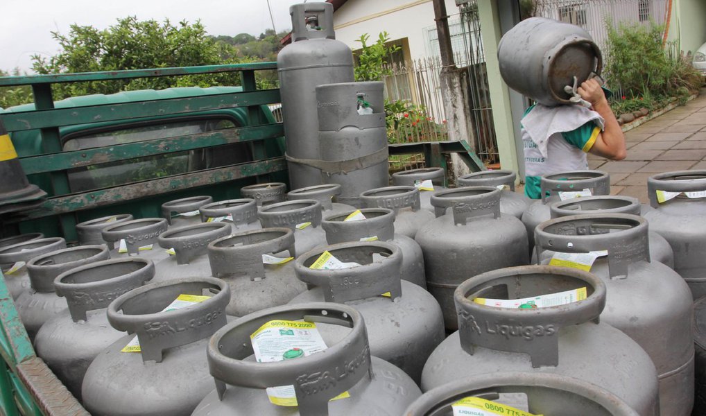 O Tribunal de Justiça do Distrito Federal (TJDF) condenou três empresas distribuidoras de gás de cozinha por formação de cartel; a Liquigás, a Supergasbrás e a Nacional Gás terão de pagar cada uma R$ 250 mil por danos morais coletivos; o processo corre na Justiça desde 2013; cabe recurso; os desembargadores reconheceram que as distribuidoras realizam cartel com o objetivo de uniformizar preços de venda e revenda do gás de cozinha, gerando prejuízo ao livre direito da concorrência e ao consumidor; no processo, o Ministério Público (MPDF) alegou que as empresas aumentavam o preço em 4,5% para revenda (Foto: Leonardo Lucena) O Tribunal de Justiça do Distrito Federal (TJDF) condenou três empresas distribuidoras de gás de cozinha por formação de cartel; a Liquigás, a Supergasbrás e a Nacional Gás terão de pagar cada uma R$ 250 mil por danos morais coletivos; o processo corre na Justiça desde 2013; cabe recurso; os desembargadores reconheceram que as distribuidoras realizam cartel com o objetivo de uniformizar preços de venda e revenda do gás de cozinha, gerando prejuízo ao livre direito da concorrência e ao consumidor; no processo, o Ministério Público (MPDF) alegou que as empresas aumentavam o preço em 4,5% para revenda