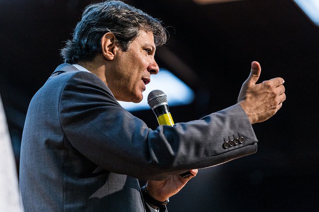 Não seria fácil ganhar no reduto do antipetismo, na cidade que derrubou a presidente Dilma e que sonha em acabar com as pretensões de Lula em 2018 justamente no período em que o PT enfrenta a sua maior crise de ódio. Haddad, no entanto, sejamos justos, nunca conseguiu dialogar com a cidade desde a sua eleição. Ele não conseguiu convencer a cidade de que o que fazia era bom para todos os cidadãos (Foto: Alex Solnik) Não seria fácil ganhar no reduto do antipetismo, na cidade que derrubou a presidente Dilma e que sonha em acabar com as pretensões de Lula em 2018 justamente no período em que o PT enfrenta a sua maior crise de ódio. Haddad, no entanto, sejamos justos, nunca conseguiu dialogar com a cidade desde a sua eleição. Ele não conseguiu convencer a cidade de que o que fazia era bom para todos os cidadãos