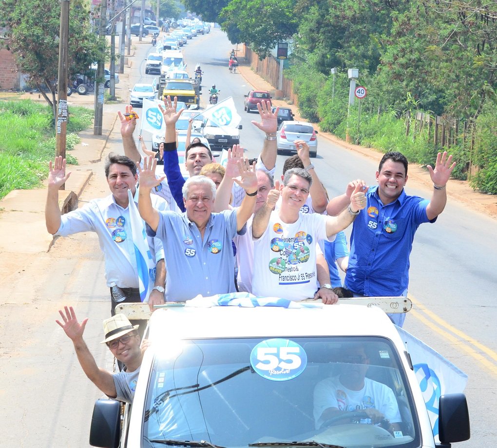 Com a presença do secretário e presidente do PSD, Vilmar Rocha, do deputado federal Thiago Peixoto, do deputado estadual Lincoln Tejota, candidatos a vereador e centenas de veículos de apoiadores, o candidato do PSD a prefeito de Goiânia, Francisco Júnior, realizou neste sábado a maior carreata até agora da eleição;\ Com grande receptividade por onde passou, o candidato afirmou estar feliz com a mudança que começa a perceber no processo eleitoral; “Até agora o goianiense estava distante, mas isso está mudando” (Foto: José Barbacena) Com a presença do secretário e presidente do PSD, Vilmar Rocha, do deputado federal Thiago Peixoto, do deputado estadual Lincoln Tejota, candidatos a vereador e centenas de veículos de apoiadores, o candidato do PSD a prefeito de Goiânia, Francisco Júnior, realizou neste sábado a maior carreata até agora da eleição;\ Com grande receptividade por onde passou, o candidato afirmou estar feliz com a mudança que começa a perceber no processo eleitoral; “Até agora o goianiense estava distante, mas isso está mudando”