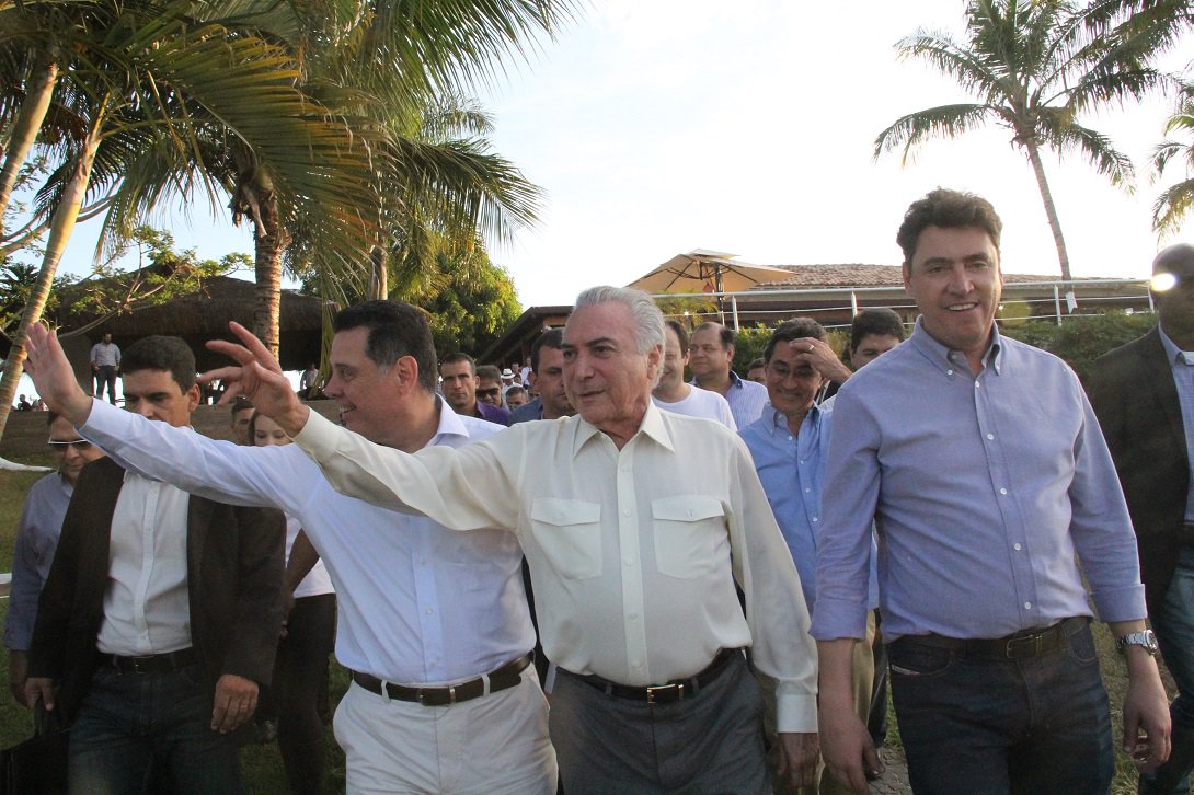 Presidente interino Michel Temer participou na tarde deste domingo da festa de aniversário do senador goiano Wilder Morais (PP), na fazenda do parlamentar, no município de Nerópolis; em um discurso de dois minutos, Temer falou pouco de política; "Estamos tentando unir o país. Os brasileiro têm que estar unidos para tirar o Brasil da crise"; Temer elogiou o governador Marconi Perillo; "Marconi faz um trabalho extraordinário. Vai atrás das coisas, pleiteia por Goiás e tem nos dado apoio" (Foto: José Barbacena) Presidente interino Michel Temer participou na tarde deste domingo da festa de aniversário do senador goiano Wilder Morais (PP), na fazenda do parlamentar, no município de Nerópolis; em um discurso de dois minutos, Temer falou pouco de política; "Estamos tentando unir o país. Os brasileiro têm que estar unidos para tirar o Brasil da crise"; Temer elogiou o governador Marconi Perillo; "Marconi faz um trabalho extraordinário. Vai atrás das coisas, pleiteia por Goiás e tem nos dado apoio"
