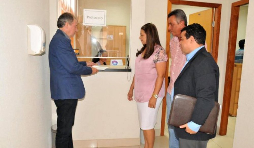 A Associação Tocantinense de Municípios (ATM), presidida pelo prefeito de Brasilândia do Tocantins, João Emídio de Miranda, apresentou uma representação ao MPF denunciando os constantes atrasos de repasses do governo estadual ao Fundeb e ao transporte Escolar neste ano; o montante referente à parcela do Fundeb de agosto ultrapassa os R$ 30 milhões. Existem três parcelas em atraso de repasses do Transporte Escolar, no valor aproximado de R$ 15 milhões (Foto: Leonardo Lucena) A Associação Tocantinense de Municípios (ATM), presidida pelo prefeito de Brasilândia do Tocantins, João Emídio de Miranda, apresentou uma representação ao MPF denunciando os constantes atrasos de repasses do governo estadual ao Fundeb e ao transporte Escolar neste ano; o montante referente à parcela do Fundeb de agosto ultrapassa os R$ 30 milhões. Existem três parcelas em atraso de repasses do Transporte Escolar, no valor aproximado de R$ 15 milhões