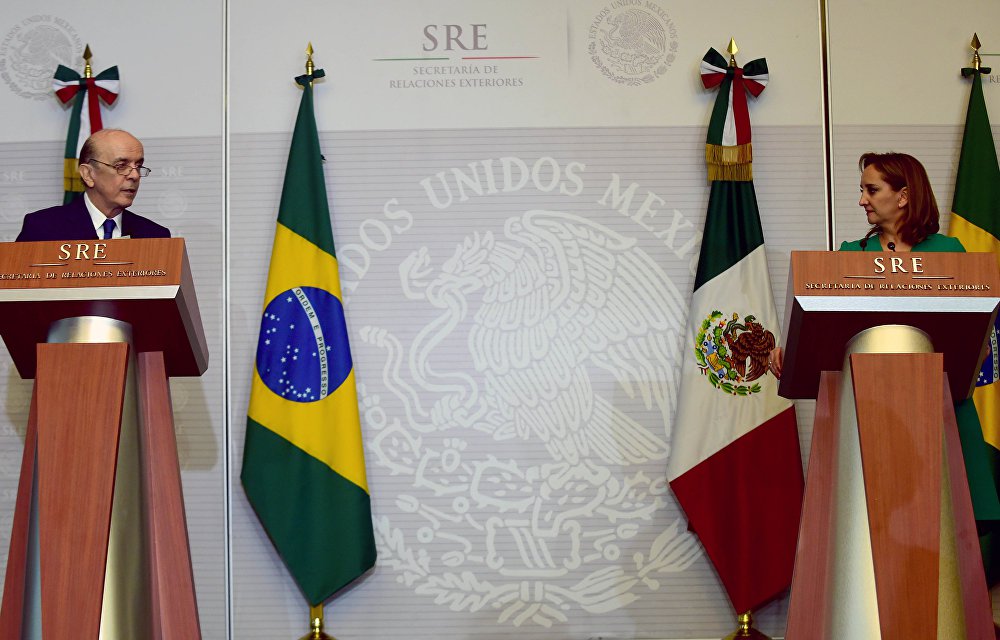 Membro de um governo provisório que não tem uma mulher no primeiro escalão, o ministro de Relações Exteriores, José Serra (PSDB), deu uma demonstração de machismo durante visita oficial ao México; à sua homóloga Claudia Ruiz Massieu, Serra "brincou" sobre o "perigo" de haver tantas mulheres na política mexicana; "Devo dizer, cara ministra, que o México, para os políticos homens no Brasil, é um perigo porque descobri que aqui quase a metade dos senadores são mulheres", afirmou (Foto: Aquiles Lins) Membro de um governo provisório que não tem uma mulher no primeiro escalão, o ministro de Relações Exteriores, José Serra (PSDB), deu uma demonstração de machismo durante visita oficial ao México; à sua homóloga Claudia Ruiz Massieu, Serra "brincou" sobre o "perigo" de haver tantas mulheres na política mexicana; "Devo dizer, cara ministra, que o México, para os políticos homens no Brasil, é um perigo porque descobri que aqui quase a metade dos senadores são mulheres", afirmou