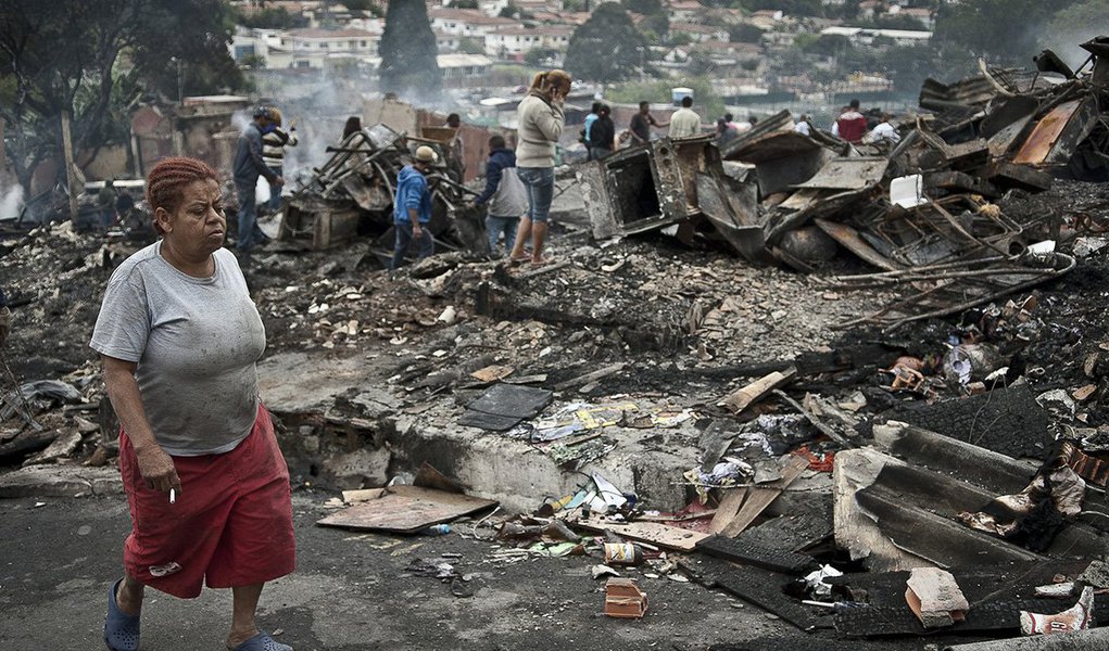 O Corpo de Bombeiros contabiliza 100 incêndios em favelas da cidade de São Paulo este ano – ao menos três pessoas morreram; o número se aproxima do total registrado em 2015, quando houve 136 sinistros; segundo o capitão Marcos Palumbo, porta-voz dos bombeiros, o problema é intensificado pelo tempo seco, que predomina desde abril e deve continuar até outubro, no período de estiagem; nas ocorrências em favelas, o fogo se espalha com facilidade por causa das condições precárias das moradias (Foto: Leonardo Lucena) O Corpo de Bombeiros contabiliza 100 incêndios em favelas da cidade de São Paulo este ano – ao menos três pessoas morreram; o número se aproxima do total registrado em 2015, quando houve 136 sinistros; segundo o capitão Marcos Palumbo, porta-voz dos bombeiros, o problema é intensificado pelo tempo seco, que predomina desde abril e deve continuar até outubro, no período de estiagem; nas ocorrências em favelas, o fogo se espalha com facilidade por causa das condições precárias das moradias