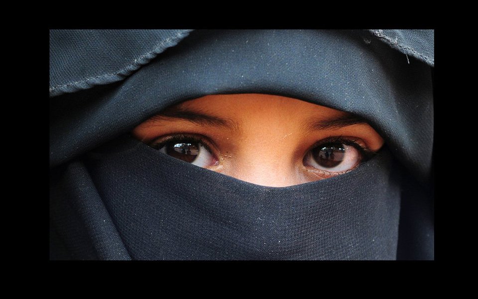Simplesmente por pertencer à comunidade yazidi, ligada aos curdos, a jovem iraquiana Lamya Taha foi vendida e violada até pensar que não aguentaria mais. Mas sobreviveu. Para contar a sua história. (Foto: Luis Pellegrini) Simplesmente por pertencer à comunidade yazidi, ligada aos curdos, a jovem iraquiana Lamya Taha foi vendida e violada até pensar que não aguentaria mais. Mas sobreviveu. Para contar a sua história.