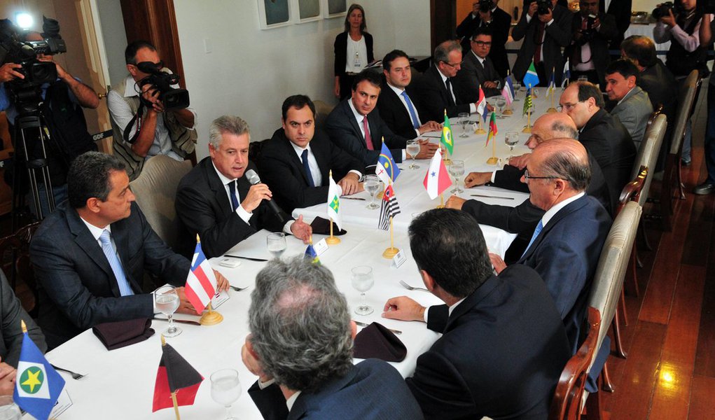 Governadores de 13 estados e quatro vice-governadores estão reunidos na residência oficial do governador do Distrito Federal, Rodrigo Rollemberg, para tratar da renegociação da dívida dos estados; eles defendem o alongamento da dívida por 20 anos, com a possibilidade de carência de 100% das parcelas por dois anos, retomando o pagamento das prestações após esse prazo; o governo federal acenou com uma contraproposta que muda o período de carência de 24 para 18 meses, com descontos escalonados (Foto: Leonardo Lucena) Governadores de 13 estados e quatro vice-governadores estão reunidos na residência oficial do governador do Distrito Federal, Rodrigo Rollemberg, para tratar da renegociação da dívida dos estados; eles defendem o alongamento da dívida por 20 anos, com a possibilidade de carência de 100% das parcelas por dois anos, retomando o pagamento das prestações após esse prazo; o governo federal acenou com uma contraproposta que muda o período de carência de 24 para 18 meses, com descontos escalonados