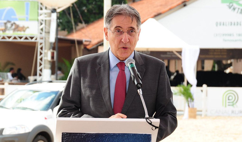 O governador de Minas Gerais, Fernando Pimentel, rechaçou "a condenação da atividade política, a criminalização da política, para todo o lado, como se o prefeito, o vereador, o deputado, o governador, os ministros e o maior mandatário da República (presidente) sejam criminosos porque estão na vida pública"; segundo ele, não se pode "criminalizar a política, porque fora dela não há caminho na democracia"; "Fora dela é a ditadura, que nos já passamos por isso e não queremos mais", disse ele, durante evento em Belo Horizonte (Foto: Leonardo Lucena) O governador de Minas Gerais, Fernando Pimentel, rechaçou "a condenação da atividade política, a criminalização da política, para todo o lado, como se o prefeito, o vereador, o deputado, o governador, os ministros e o maior mandatário da República (presidente) sejam criminosos porque estão na vida pública"; segundo ele, não se pode "criminalizar a política, porque fora dela não há caminho na democracia"; "Fora dela é a ditadura, que nos já passamos por isso e não queremos mais", disse ele, durante evento em Belo Horizonte