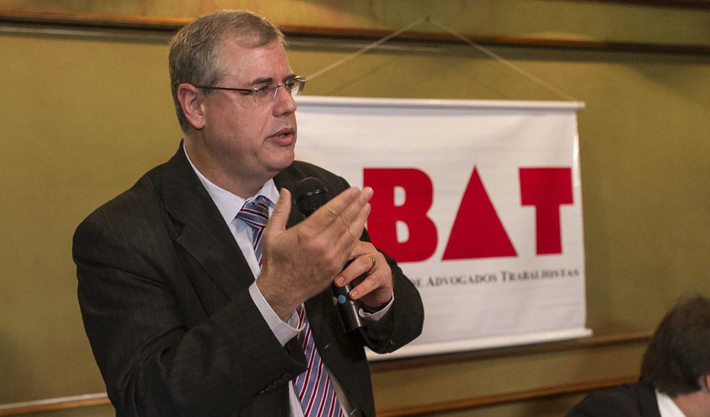 O presidente da Ordem dos Advogados do Brasil – Seccional Bahia (OAB-BA), Luiz Viana, afirmou que é “lamentável a má qualificação” dos tribunais da Bahia no Justiça em Números, relatório divulgado pelo CNJ; o TJ-BA foi classificado como sétimo pior em relação à produtividade e o Tribunal Regional do Trabalho da Bahia (TRT-BA), que ficou em quarto pior lugar; "É lamentável que o Tribunal de Justiça esteja em sétimo lugar e que o Tribunal Regional do Trabalho esteja em quarto pior. É lamentável que os tribunais da Bahia estejam tão mal qualificados. O Judiciário baiano vive uma ineficiência sistêmica", afirmou Viana (Foto: Leonardo Lucena) O presidente da Ordem dos Advogados do Brasil – Seccional Bahia (OAB-BA), Luiz Viana, afirmou que é “lamentável a má qualificação” dos tribunais da Bahia no Justiça em Números, relatório divulgado pelo CNJ; o TJ-BA foi classificado como sétimo pior em relação à produtividade e o Tribunal Regional do Trabalho da Bahia (TRT-BA), que ficou em quarto pior lugar; "É lamentável que o Tribunal de Justiça esteja em sétimo lugar e que o Tribunal Regional do Trabalho esteja em quarto pior. É lamentável que os tribunais da Bahia estejam tão mal qualificados. O Judiciário baiano vive uma ineficiência sistêmica", afirmou Viana