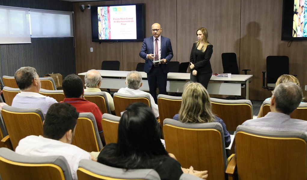 Gestores estaduais se reuniram com permissionários da Central de Abastecimento do Piauí e mostraram a versão final dos estudos que vai possibilitar a expansão, reforma, modernização, operação e manutenção do entreposto; o projeto deve ser executado através da Parceria com a iniciativa privada, cujo investimento inicial é da ordem de R$ 47,3 milhões; a finalidade do projeto é transformar o entreposto atacadista num centro inovador e dinâmico, com prédios e construções uniformes, ampliação dos boxes, lojas e módulos além de garantir um estacionamento com área exclusiva para carga e descarga de mercadoria (Foto: Leonardo Lucena) Gestores estaduais se reuniram com permissionários da Central de Abastecimento do Piauí e mostraram a versão final dos estudos que vai possibilitar a expansão, reforma, modernização, operação e manutenção do entreposto; o projeto deve ser executado através da Parceria com a iniciativa privada, cujo investimento inicial é da ordem de R$ 47,3 milhões; a finalidade do projeto é transformar o entreposto atacadista num centro inovador e dinâmico, com prédios e construções uniformes, ampliação dos boxes, lojas e módulos além de garantir um estacionamento com área exclusiva para carga e descarga de mercadoria