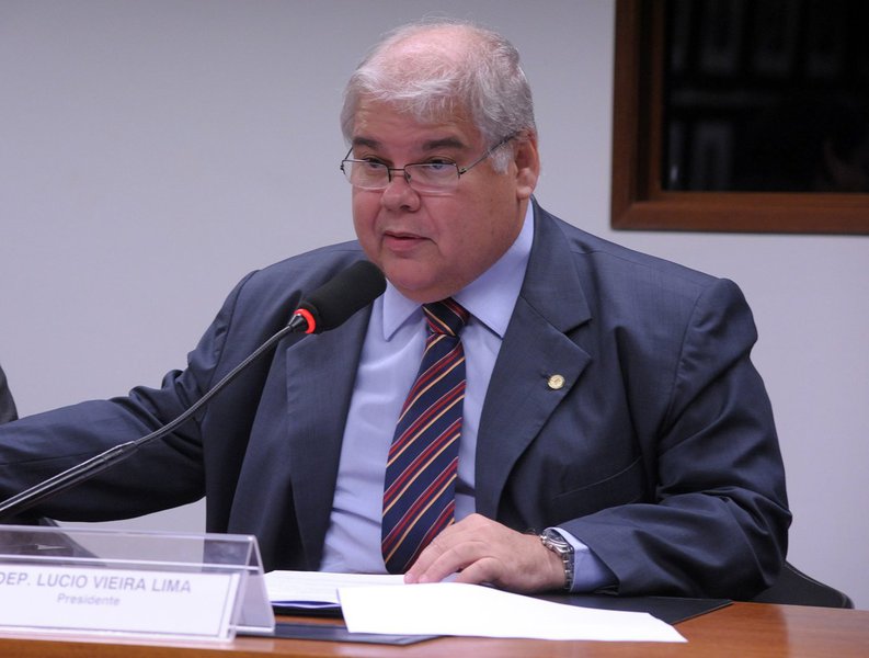 Membro do PMDB de Michel Temer, o deputado federal baiano Lúcio Vieira Lima afirma que a PEC 241 foi apresentada "exatamente para o contrário do que diz a oposição: fazer com que o Brasil saia da crise e volte a ter crescimento econômico"; o deputado diz que a medida fará com que os gestores passem a aplicar os recursos com mais responsabilidade, o que fará, segundo ele, com que sobre dinheiro nos cofres públicos, ao invés de faltar; "Essa PEC é para acabar com gastos desnecessários e desordenados. A partir do momento que o gestor tiver responsabilidade com os gastos públicos, ele vai conseguir economizar. Ao contrário do que eles dizem, vai até sobrar dinheiro", afirma Lúcio (Foto: Romulo Faro) Membro do PMDB de Michel Temer, o deputado federal baiano Lúcio Vieira Lima afirma que a PEC 241 foi apresentada "exatamente para o contrário do que diz a oposição: fazer com que o Brasil saia da crise e volte a ter crescimento econômico"; o deputado diz que a medida fará com que os gestores passem a aplicar os recursos com mais responsabilidade, o que fará, segundo ele, com que sobre dinheiro nos cofres públicos, ao invés de faltar; "Essa PEC é para acabar com gastos desnecessários e desordenados. A partir do momento que o gestor tiver responsabilidade com os gastos públicos, ele vai conseguir economizar. Ao contrário do que eles dizem, vai até sobrar dinheiro", afirma Lúcio