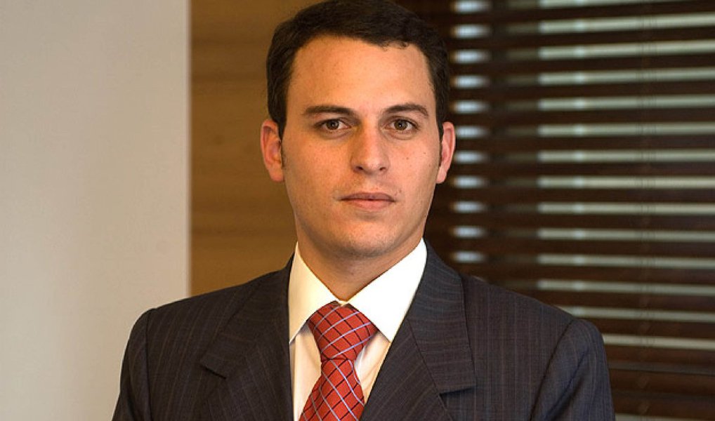 Ministério Público pediu que o Tribunal de Contas da União (TCU) investigue fatos de "extrema gravidade e materialidade" nas contas do Serviço Social do Comércio do Rio de Janeiro (Sesc-RJ) e da Federação do Comércio do Estado do Rio (Fecomercio-RJ); investigação atinge o escritório de advocacia de Tiago Cedraz, filho do presidente do TCU, Aroldo Cedraz; auditoria apontou gastos de R$ 108,9 milhões com serviços advocatícios sendo que parte dos pagamentos não foram comprovados ou estão fora da finalidade da instituição; escritório de Cedraz aparece como tendo emitido uma nota fiscal no valor de R$ 6,1 milhões para a Fecomercio-RJ ; trasferência foi autorizada apesar do cancelamento, Cedraz já é investigado em um desdobramento da Operação Lava Jato (Foto: Paulo Emílio) Ministério Público pediu que o Tribunal de Contas da União (TCU) investigue fatos de "extrema gravidade e materialidade" nas contas do Serviço Social do Comércio do Rio de Janeiro (Sesc-RJ) e da Federação do Comércio do Estado do Rio (Fecomercio-RJ); investigação atinge o escritório de advocacia de Tiago Cedraz, filho do presidente do TCU, Aroldo Cedraz; auditoria apontou gastos de R$ 108,9 milhões com serviços advocatícios sendo que parte dos pagamentos não foram comprovados ou estão fora da finalidade da instituição; escritório de Cedraz aparece como tendo emitido uma nota fiscal no valor de R$ 6,1 milhões para a Fecomercio-RJ ; trasferência foi autorizada apesar do cancelamento, Cedraz já é investigado em um desdobramento da Operação Lava Jato