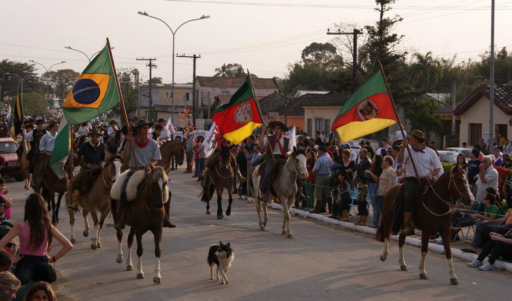 No dia 20 de setembro, milhares de gaúchos participam dos festejos pelo Dia da Revolução Farroupilha; por todo o Rio Grande do Sul, a data é comemorada com desfiles, acampamentos tradicionalistas, apresentações artísticas e outros eventos nos quais a cultura gaúcha é exaltada; os festejos remetem ao aniversário da revolução que começou no dia 20 de setembro de 1835 e foi a mais longa guerra separatista da história do Brasil; a resistência da proclamada República Rio-Grandense diante do Império do Brasil, que durou quase dez anos, é lembrada com orgulho pelos que se identificam com o gauchismo e com os valores farroupilhas de Liberdade, Igualdade e Humanidade (Foto: Leonardo Lucena) No dia 20 de setembro, milhares de gaúchos participam dos festejos pelo Dia da Revolução Farroupilha; por todo o Rio Grande do Sul, a data é comemorada com desfiles, acampamentos tradicionalistas, apresentações artísticas e outros eventos nos quais a cultura gaúcha é exaltada; os festejos remetem ao aniversário da revolução que começou no dia 20 de setembro de 1835 e foi a mais longa guerra separatista da história do Brasil; a resistência da proclamada República Rio-Grandense diante do Império do Brasil, que durou quase dez anos, é lembrada com orgulho pelos que se identificam com o gauchismo e com os valores farroupilhas de Liberdade, Igualdade e Humanidade