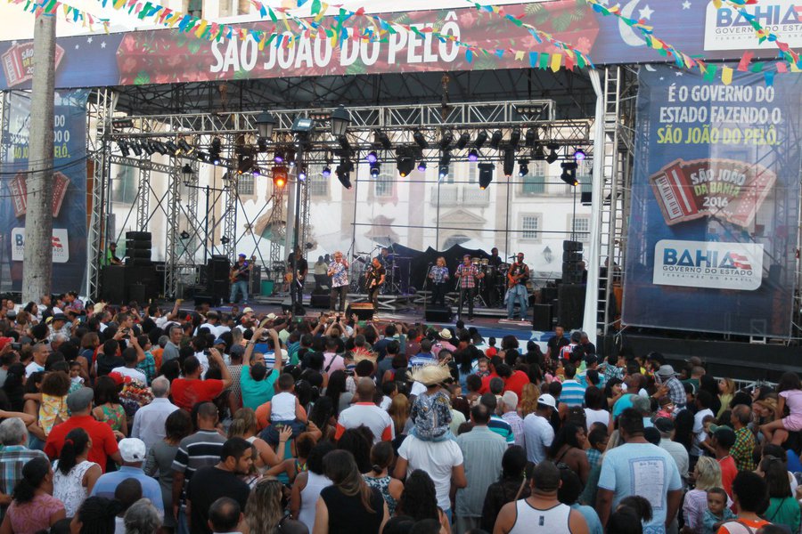 Os festejos juninos ainda não acabaram no Pelourinho, que permanece palco de atrações especiais nesta semana; entre os destaques, os shows de Bruninho do Acordeon, do cantor Virgílio e o Festival da Liga de Samba Junino; confira programação completa, que é gratuita e vai até quinta-feira (30) (Foto: Romulo Faro) Os festejos juninos ainda não acabaram no Pelourinho, que permanece palco de atrações especiais nesta semana; entre os destaques, os shows de Bruninho do Acordeon, do cantor Virgílio e o Festival da Liga de Samba Junino; confira programação completa, que é gratuita e vai até quinta-feira (30)