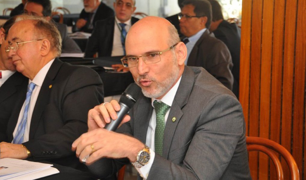 A Caixa Seguridade, que reúne as participações da Caixa Econômica Federal em seguros e previdência, anunciou nesta segunda-feira que seu Conselho de Administração nomeou Raphael Rezende Neto como novo diretor-presidente da companhia; ele assume para um mandato de dois anos, podendo ser reeleito, e vai substituir Josemir Mangueira Assis, que está se aposentando (Foto: Gisele Federicce) A Caixa Seguridade, que reúne as participações da Caixa Econômica Federal em seguros e previdência, anunciou nesta segunda-feira que seu Conselho de Administração nomeou Raphael Rezende Neto como novo diretor-presidente da companhia; ele assume para um mandato de dois anos, podendo ser reeleito, e vai substituir Josemir Mangueira Assis, que está se aposentando