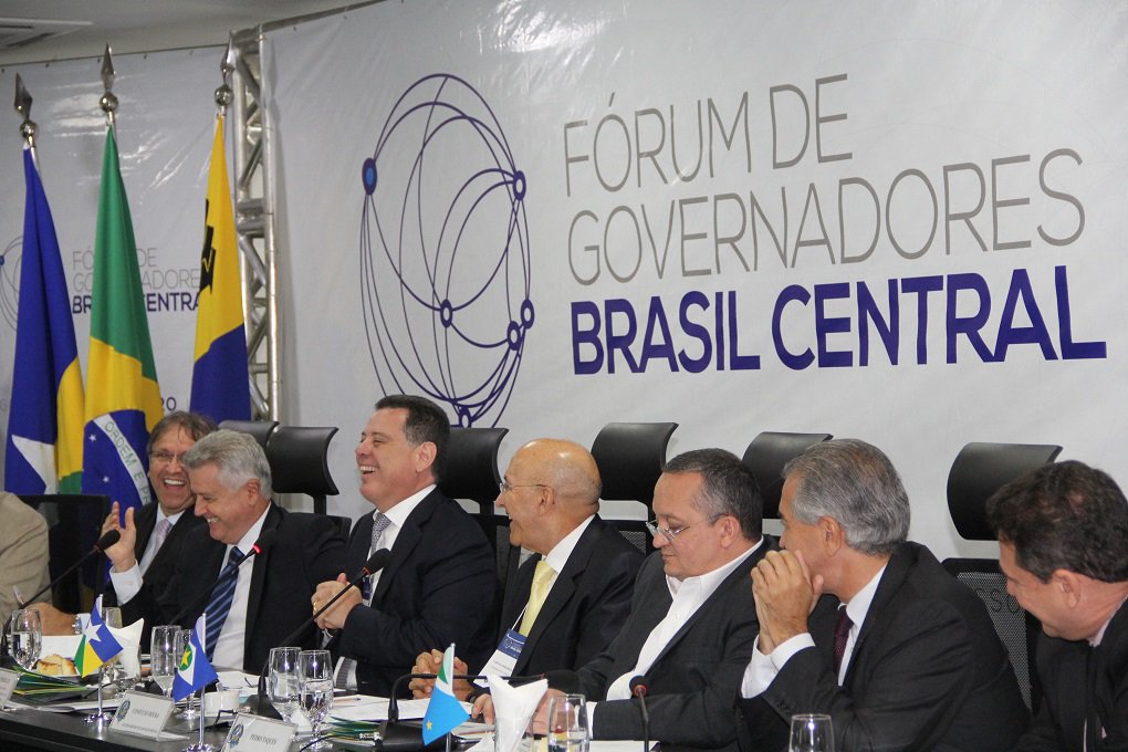 Por unanimidade, os governadores que integram o Fórum de Governadores do Brasil Central disseram apoiar a recondução do governador Marconi Perillo ao posto de presidente da entidade; manifestação se deu durante a assembleia dos governadores, no encerramento do V Fórum realizado nesta sexta-feira Porto Velho; governador de Mato Grosso, Pedro Taques, disse que Marconi será reeleito “porque tem feito um belíssimo trabalho, tem demonstrado a sua organização e o seu avanço nessas relações interestaduais. Por tudo isso e muito mais, nós todos, governadores, entendemos que ele deve permanecer à frente do Consórcio” (Foto: José Barbacena) Por unanimidade, os governadores que integram o Fórum de Governadores do Brasil Central disseram apoiar a recondução do governador Marconi Perillo ao posto de presidente da entidade; manifestação se deu durante a assembleia dos governadores, no encerramento do V Fórum realizado nesta sexta-feira Porto Velho; governador de Mato Grosso, Pedro Taques, disse que Marconi será reeleito “porque tem feito um belíssimo trabalho, tem demonstrado a sua organização e o seu avanço nessas relações interestaduais. Por tudo isso e muito mais, nós todos, governadores, entendemos que ele deve permanecer à frente do Consórcio”