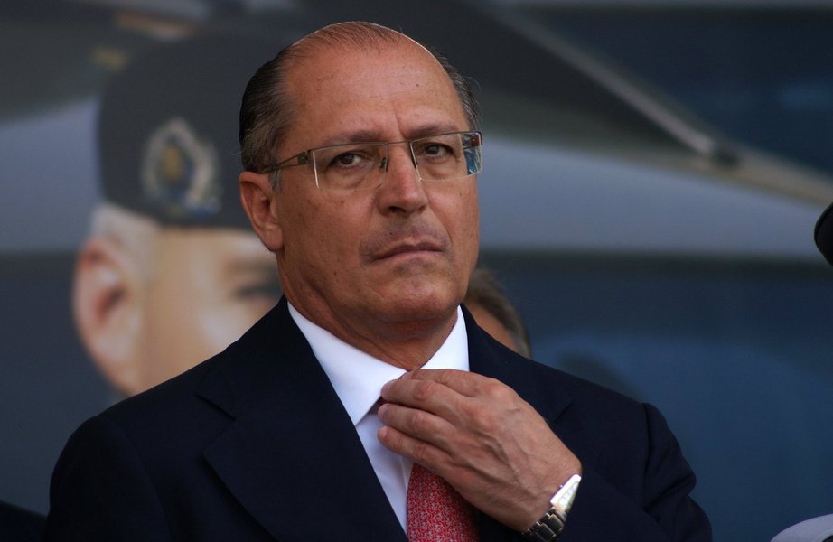 O governador Geraldo Alckmin pediu ao juiz Sérgio Moro cópias de todos os documentos e e-mails da Odebrecht utilizados na Operação Omertà (35ª fase da Lava Jato); pedido é feito depois da divulgação de e-mails do 'departamento de propina' da empreiteira que citam repasses de dinheiro a codinomes supostamente ligados a obras no Estado de São Paulo; as anotações resgatadas pelos investigadores da Omertà citam obras do metrô e da Empresa Metropolitana de Transportes Urbanos (EMTU) (Foto: Romulo Faro) O governador Geraldo Alckmin pediu ao juiz Sérgio Moro cópias de todos os documentos e e-mails da Odebrecht utilizados na Operação Omertà (35ª fase da Lava Jato); pedido é feito depois da divulgação de e-mails do 'departamento de propina' da empreiteira que citam repasses de dinheiro a codinomes supostamente ligados a obras no Estado de São Paulo; as anotações resgatadas pelos investigadores da Omertà citam obras do metrô e da Empresa Metropolitana de Transportes Urbanos (EMTU)