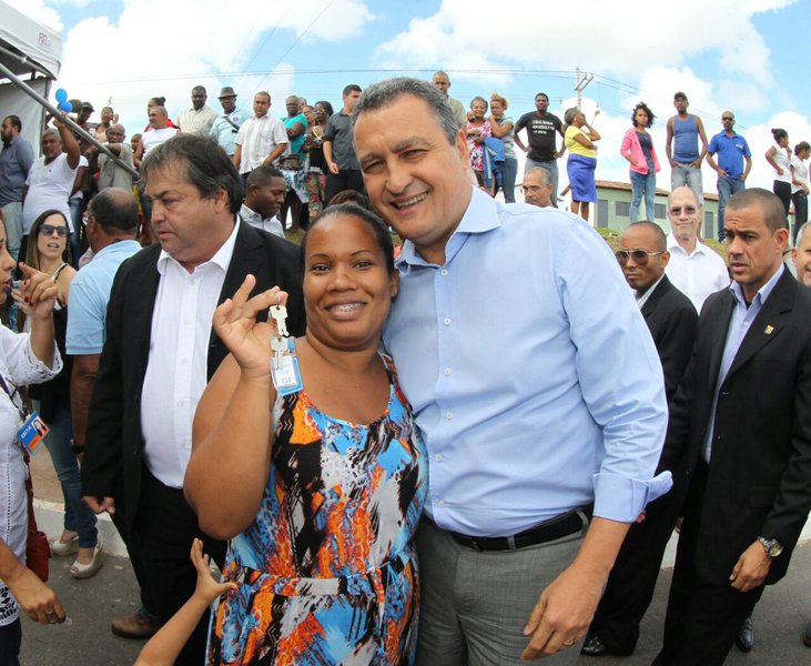 Mais 999 imóveis construídos por meio do programa Minha Casa, Minha Vida foram entregues pelo governador Rui Costa nesta sexta-feira, em Salvador; os residenciais Ceasa I e II, na Estrada do Bom Sucesso (CIA-Aeroporto), receberam investimento total de R$ 53 milhões e vão beneficiar cerca quatro mil pessoas; os imóveis são destinados a famílias enquadradas na faixa 1 do programa, a de menor poder aquisitivo; "Esse programa já beneficiou 12 milhões de brasileiros que não teriam condições de comprar sua casa se não fosse pelo Minha Casa Minha Vida. Eu acredito que esse programa não é apenas habitacional, mas social, porque cada um aqui vai pagar apenas uma parte da casa. O restante quem paga é o governo federal, com o imposto que o povo brasileiro paga", disse Rui (Foto: Romulo Faro) Mais 999 imóveis construídos por meio do programa Minha Casa, Minha Vida foram entregues pelo governador Rui Costa nesta sexta-feira, em Salvador; os residenciais Ceasa I e II, na Estrada do Bom Sucesso (CIA-Aeroporto), receberam investimento total de R$ 53 milhões e vão beneficiar cerca quatro mil pessoas; os imóveis são destinados a famílias enquadradas na faixa 1 do programa, a de menor poder aquisitivo; "Esse programa já beneficiou 12 milhões de brasileiros que não teriam condições de comprar sua casa se não fosse pelo Minha Casa Minha Vida. Eu acredito que esse programa não é apenas habitacional, mas social, porque cada um aqui vai pagar apenas uma parte da casa. O restante quem paga é o governo federal, com o imposto que o povo brasileiro paga", disse Rui