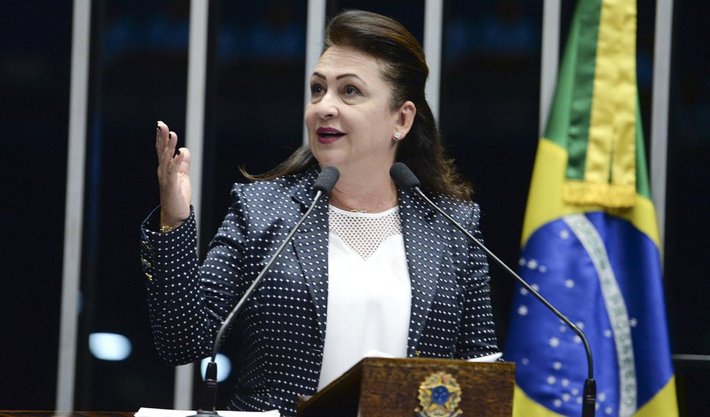 A senadora Kátia Abreu (PMDB-TO) classificou como “demagogo” e “oportunista” o discurso adotado por alguns candidatos que negam ser políticos, mas sim gestores ou empresários; em pronunciamento no plenário do Senado, ela também falou da importância de ser aprovar a reforma política; “Esse é um discurso falso, oportunista, demagogo, que destrói a democracia. Digo para o povo do meu Tocantins e do Brasil que tenho orgulho em ser política. Eu tenho quase vinte anos de vida pública e não tenho nenhuma acusação de corrupção em toda a minha carreira. Adoro ser política porque eu penso que, por meio da política, você pode transformar a vida das pessoas para o melhor”, afirmou a parlamentar (Foto: Leonardo Lucena) A senadora Kátia Abreu (PMDB-TO) classificou como “demagogo” e “oportunista” o discurso adotado por alguns candidatos que negam ser políticos, mas sim gestores ou empresários; em pronunciamento no plenário do Senado, ela também falou da importância de ser aprovar a reforma política; “Esse é um discurso falso, oportunista, demagogo, que destrói a democracia. Digo para o povo do meu Tocantins e do Brasil que tenho orgulho em ser política. Eu tenho quase vinte anos de vida pública e não tenho nenhuma acusação de corrupção em toda a minha carreira. Adoro ser política porque eu penso que, por meio da política, você pode transformar a vida das pessoas para o melhor”, afirmou a parlamentar