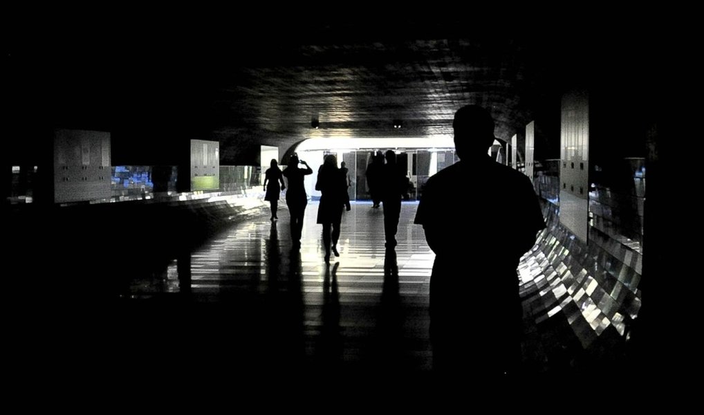 O incêndio em uma subestação da Companhia Energética de Brasília deixou nesta segunda (27) o Senado completamente sem luz e provocou o encerramento antecipado dos trabalhos da Comissão Processante do Impeachment; as duas testemunhas de defesa da presidente Dilma Rousseff que ainda deveriam ser ouvidas nesta segunda deverão retornar para depoimentos amanhã (28) (Foto: Valter Lima) O incêndio em uma subestação da Companhia Energética de Brasília deixou nesta segunda (27) o Senado completamente sem luz e provocou o encerramento antecipado dos trabalhos da Comissão Processante do Impeachment; as duas testemunhas de defesa da presidente Dilma Rousseff que ainda deveriam ser ouvidas nesta segunda deverão retornar para depoimentos amanhã (28)