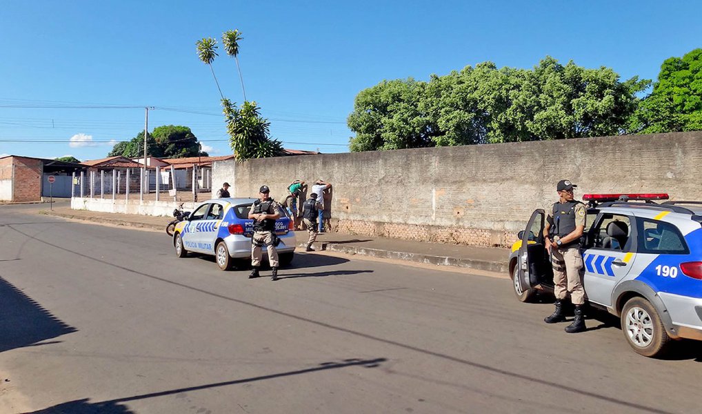 O comando da Polícia Militar do Tocantins (PMTO) afirmou que realizará nos próximos dias, na cidade de Araguaína, ações emergenciais para diminuir os índices de criminalidade; nos últimos 30 dias foram registrados quatro latrocínios na cidade; ao todo, 54 homicídios foram registrados neste ano e mais de 3,5 mil ocorrências de assaltos; segundo o comandante-geral da Polícia Militar do Tocantins, coronel Glauber de Oliveira Santos, o reforço no policiamento está sendo feito pelos próprios militares do 2º Batalhão da PM de Araguaína, que passarão a trabalhar em horários extraordinários, com uma carga maior de trabalho devidamente remunerada (Foto: Leonardo Lucena) O comando da Polícia Militar do Tocantins (PMTO) afirmou que realizará nos próximos dias, na cidade de Araguaína, ações emergenciais para diminuir os índices de criminalidade; nos últimos 30 dias foram registrados quatro latrocínios na cidade; ao todo, 54 homicídios foram registrados neste ano e mais de 3,5 mil ocorrências de assaltos; segundo o comandante-geral da Polícia Militar do Tocantins, coronel Glauber de Oliveira Santos, o reforço no policiamento está sendo feito pelos próprios militares do 2º Batalhão da PM de Araguaína, que passarão a trabalhar em horários extraordinários, com uma carga maior de trabalho devidamente remunerada