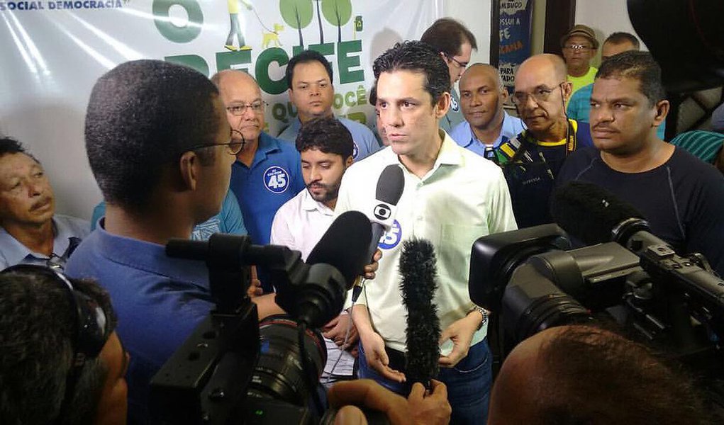 Candidatura do tucano Daniel Coelho (PSDB) à Prefeitura do Recife foi oficializada neste domingo (14). A chapa encabeçada pelo tucano tem como candidato a vice Sérgio Bivar (PSL); anteriormente, o PT já havia homologado a candidatura do ex-prefeito João Paulo e o PSB havia anunciado a candidatura à reeleição do atual gestor, Geraldo Julio (Foto: Paulo Emílio) Candidatura do tucano Daniel Coelho (PSDB) à Prefeitura do Recife foi oficializada neste domingo (14). A chapa encabeçada pelo tucano tem como candidato a vice Sérgio Bivar (PSL); anteriormente, o PT já havia homologado a candidatura do ex-prefeito João Paulo e o PSB havia anunciado a candidatura à reeleição do atual gestor, Geraldo Julio