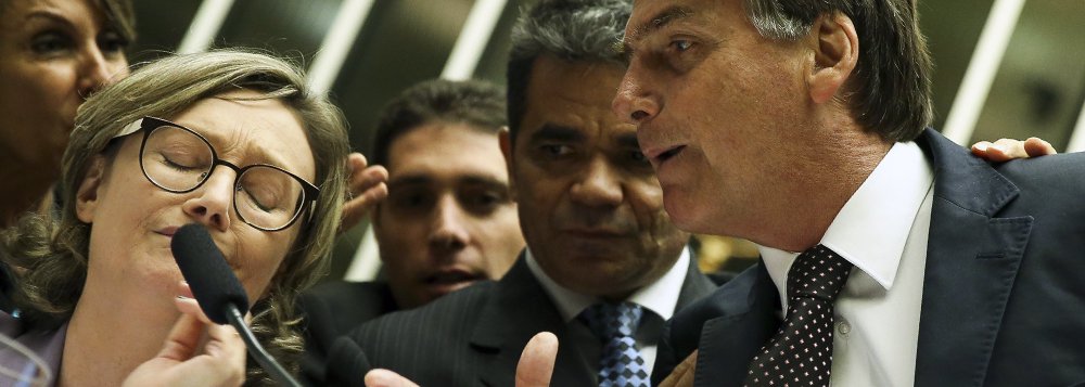 Reunião da comissão geral no plenário da Câmara que discutia a violência contra mulheres e meninas, foi marcada por tumulto e bate-boca entre o deputado Jair Bolsonaro (PSC-RJ) e a presidente do coletivo de lésbicas Coturno de Vênus, Cláudia Macedo; confusão começou quando Cláudia afirmou que "nesta Casa há pelo menos um deputado acusado de apologia ao estupro" e pediu que o parlamentar fosse afastado; aos gritos, Bolsonaro cobrou que ela revelasse quem era o deputado que estava acusando, ele também chamou a ativista de "palhaça" (Foto: Paulo Emílio) Reunião da comissão geral no plenário da Câmara que discutia a violência contra mulheres e meninas, foi marcada por tumulto e bate-boca entre o deputado Jair Bolsonaro (PSC-RJ) e a presidente do coletivo de lésbicas Coturno de Vênus, Cláudia Macedo; confusão começou quando Cláudia afirmou que "nesta Casa há pelo menos um deputado acusado de apologia ao estupro" e pediu que o parlamentar fosse afastado; aos gritos, Bolsonaro cobrou que ela revelasse quem era o deputado que estava acusando, ele também chamou a ativista de "palhaça"