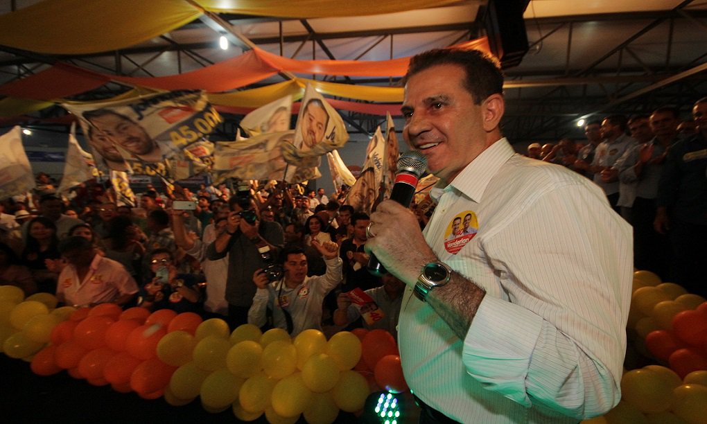 TV Anhanguera divulgou nesta sexta-feira a segunda rodada da pesquisa Ibope em Goiânia; peemedebista Iris Rezende é o primeiro colocado, com 36%; empresário Vanderlan Cardoso (PSB) cresceu 14 pontos e agora tem 27%, comprovando a tendência de segundo turno na Capital; Delegado Waldir (PR) tem 13%, Adriana Accorsi (PT) aparece com 6%, Francisco Júnior (PSD) tem 2% e Flávio Sofiati (Psol) ficou com 1%; na simulação de segundo turno entre Iris e Vanderlan, o peemedebista ficou com 43% e o empresário com 42%. Iris Rezende é o candidato mais rejeitado enquanto Vanderlan é o menos (Foto: José Barbacena) TV Anhanguera divulgou nesta sexta-feira a segunda rodada da pesquisa Ibope em Goiânia; peemedebista Iris Rezende é o primeiro colocado, com 36%; empresário Vanderlan Cardoso (PSB) cresceu 14 pontos e agora tem 27%, comprovando a tendência de segundo turno na Capital; Delegado Waldir (PR) tem 13%, Adriana Accorsi (PT) aparece com 6%, Francisco Júnior (PSD) tem 2% e Flávio Sofiati (Psol) ficou com 1%; na simulação de segundo turno entre Iris e Vanderlan, o peemedebista ficou com 43% e o empresário com 42%. Iris Rezende é o candidato mais rejeitado enquanto Vanderlan é o menos