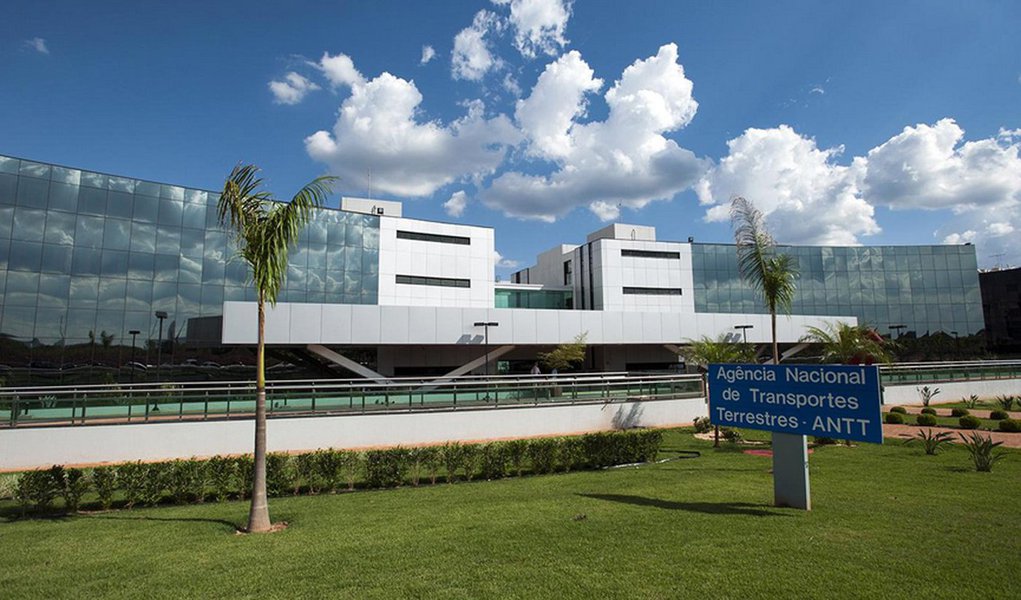 Pesquisa realizada pela Fundação Getulio Vargas (FGV) aponta que seis das principais agências reguladoras do país estão capturadas pelo próprio governo; dentre os 140 conselheiros e presidentes dessas agências avaliados pelo grupo de pesquisadores, 34% saíram de ministérios e outros órgãos de governo; somente 6% fizeram carreira na iniciativa privada (Foto: Roberta Namour) Pesquisa realizada pela Fundação Getulio Vargas (FGV) aponta que seis das principais agências reguladoras do país estão capturadas pelo próprio governo; dentre os 140 conselheiros e presidentes dessas agências avaliados pelo grupo de pesquisadores, 34% saíram de ministérios e outros órgãos de governo; somente 6% fizeram carreira na iniciativa privada