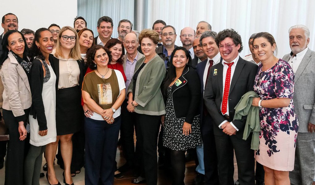 Presidente Dilma Rousseff resolveu adotar a ideia do financiamento coletivo para viajar pelo Brasil denunciando o golpe contra seu mandato; intitulada "Jornadas pela Democracia", a ferramenta na internet será organizada por algumas amigas da época da ditadura; “Ela precisa de recursos e duas amigas dela estão lançando um crowdfunding que vai ser arrecadação através do site Catarse”, explicou o presidente do PT, Rui Falcão (Foto: Roberta Namour) Presidente Dilma Rousseff resolveu adotar a ideia do financiamento coletivo para viajar pelo Brasil denunciando o golpe contra seu mandato; intitulada "Jornadas pela Democracia", a ferramenta na internet será organizada por algumas amigas da época da ditadura; “Ela precisa de recursos e duas amigas dela estão lançando um crowdfunding que vai ser arrecadação através do site Catarse”, explicou o presidente do PT, Rui Falcão