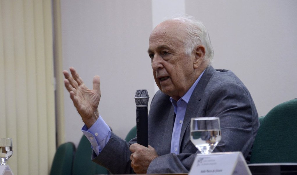 O ex-ministro dos governos Sarney e FHC, Luiz Carlos Bresser Pereira, afirmou que a perícia de técnicos do Senado que não encontrou as famosas "pedaladas fiscais" da presidente eleita Dilma Rousseff deixa claro que o impeachment, do ponto de vista jurídico, é uma farsa; "E, portanto, confirma-se que estamos diante de um golpe parlamentar", atesta; "O impeachment está ocorrendo porque o quadro econômico internacional agravou-se para os países da América Latina exportadores de commodities em 2014, o governo de esquerda cometeu erros, a recessão foi muito forte, e a direita se aproveitou disto para dar o golpe", afirmou (Foto: Aquiles Lins) O ex-ministro dos governos Sarney e FHC, Luiz Carlos Bresser Pereira, afirmou que a perícia de técnicos do Senado que não encontrou as famosas "pedaladas fiscais" da presidente eleita Dilma Rousseff deixa claro que o impeachment, do ponto de vista jurídico, é uma farsa; "E, portanto, confirma-se que estamos diante de um golpe parlamentar", atesta; "O impeachment está ocorrendo porque o quadro econômico internacional agravou-se para os países da América Latina exportadores de commodities em 2014, o governo de esquerda cometeu erros, a recessão foi muito forte, e a direita se aproveitou disto para dar o golpe", afirmou
