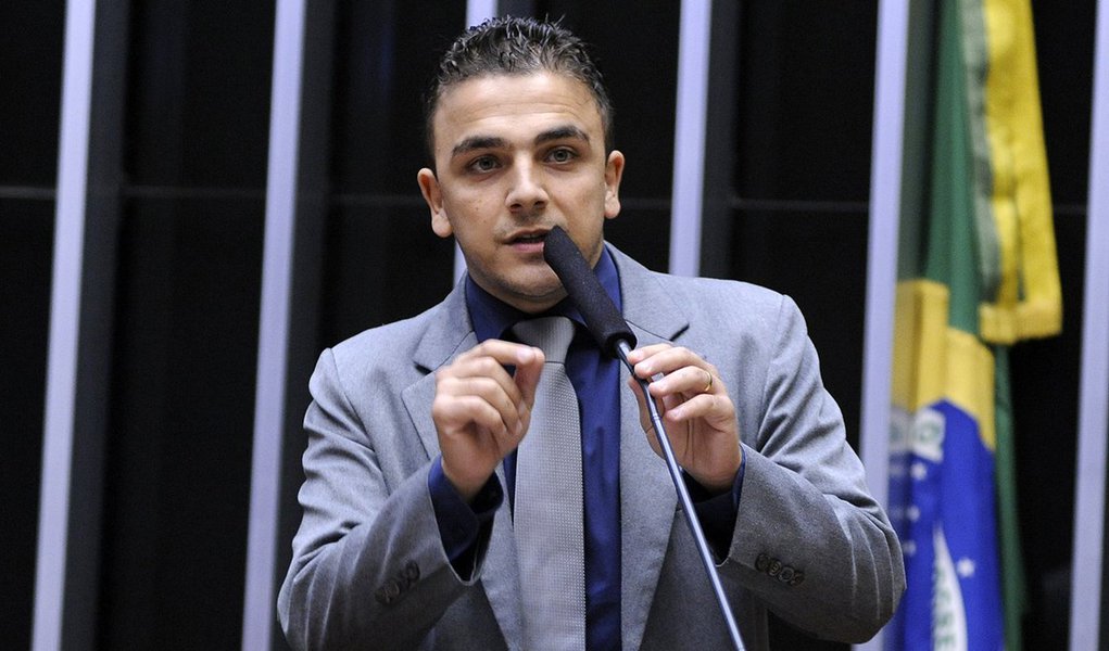 Deputado federal Aliel Machado (REDE-PR) relatou sua participação no processo de cassação do deputado Eduardo Cunha (PMDB-RJ); “Quando entramos com a representação, há oito meses, Cunha ainda era muito temido e respeitado pelos pares. Mas nunca por mim”, escreve o parlamentar, que é pré-candidato a prefeito no município de Ponta Grossa, na região dos Campos Gerais, a 110 km de Curitiba; o parlamentar tinha revelado, em abril deste ano, articulações pesadas de bastidores e até ameaças em busca de votos para aprovar o afastamento da presidente Dilma Rousseff (Foto: Leonardo Lucena) Deputado federal Aliel Machado (REDE-PR) relatou sua participação no processo de cassação do deputado Eduardo Cunha (PMDB-RJ); “Quando entramos com a representação, há oito meses, Cunha ainda era muito temido e respeitado pelos pares. Mas nunca por mim”, escreve o parlamentar, que é pré-candidato a prefeito no município de Ponta Grossa, na região dos Campos Gerais, a 110 km de Curitiba; o parlamentar tinha revelado, em abril deste ano, articulações pesadas de bastidores e até ameaças em busca de votos para aprovar o afastamento da presidente Dilma Rousseff