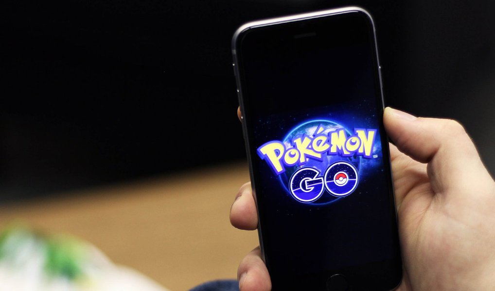 De vez em quando nos deparamos com um caso que deixa de ser simplesmente um caso e se torna um verdadeiro fenômeno; esse é o caso de Pokémon GO, que conseguiu capitalizar absolutamente todas as frentes de um negócio de sucesso: experiência do usuário, adoção, monetização e potencial de crescimento; um lição do Pokémon para empreendedores é que, se bem feito, mobile é a chave do negócio; Pokémon GO atesta e reconhece firma no poder de se investir mobile; a Nintendo foi de uma péssima companhia na plataforma para uma que está simplesmente dominando o mercado; ela construiu um produto que entrega uma experiência única explorando todas as características nativas do mobile – localização, câmera, gráficos de alta resolução (Foto: Leonardo Lucena) De vez em quando nos deparamos com um caso que deixa de ser simplesmente um caso e se torna um verdadeiro fenômeno; esse é o caso de Pokémon GO, que conseguiu capitalizar absolutamente todas as frentes de um negócio de sucesso: experiência do usuário, adoção, monetização e potencial de crescimento; um lição do Pokémon para empreendedores é que, se bem feito, mobile é a chave do negócio; Pokémon GO atesta e reconhece firma no poder de se investir mobile; a Nintendo foi de uma péssima companhia na plataforma para uma que está simplesmente dominando o mercado; ela construiu um produto que entrega uma experiência única explorando todas as características nativas do mobile – localização, câmera, gráficos de alta resolução