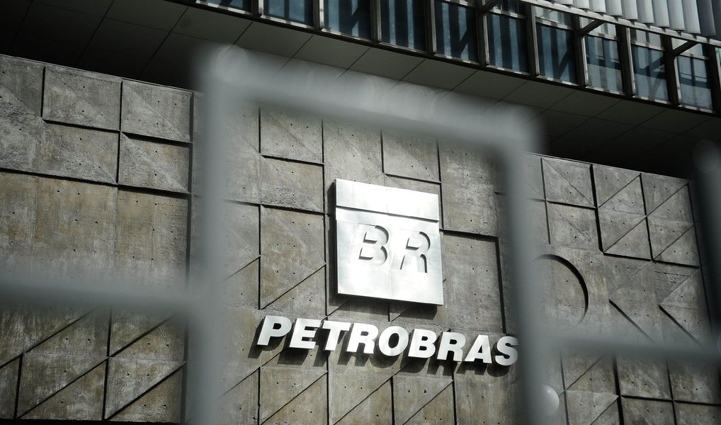 A Petrobras finalizou nesta quarta (27) a operação de venda da totalidade de sua participação de 67,19% na Petrobras Argentina (PESA) para a Pampa Energía; o negócio chegou a US$ 897 milhões; segundo a Petrobras, a operação, realizada por meio de processo competitivo, é parte importante do plano de desinvestimentos (venda de ativos) da empresa
(Foto: Valter Lima) A Petrobras finalizou nesta quarta (27) a operação de venda da totalidade de sua participação de 67,19% na Petrobras Argentina (PESA) para a Pampa Energía; o negócio chegou a US$ 897 milhões; segundo a Petrobras, a operação, realizada por meio de processo competitivo, é parte importante do plano de desinvestimentos (venda de ativos) da empresa