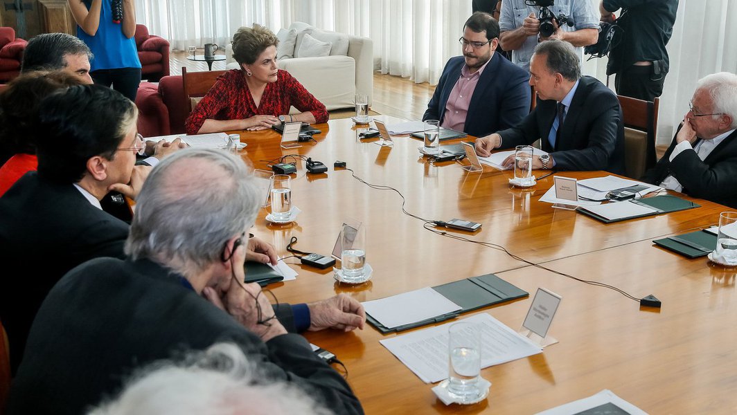 Presidente recebeu nesta quinta-feira 21, no Palácio da Alvorada, grupo de juristas de vários países que sentenciaram ontem, no Tribunal Internacional pela Democracia, no Rio de Janeiro, que o processo de impeachment no Brasil viola a Constituição, se configura um golpe de Estado e deveria ser anulado; "O fato de ser um tribunal internacional, com personalidades tão significativas representando, tudo isso dá para nós uma grande força e uma grande arma de disputa", disse Dilma; "É fundamental para minha resistência", acrescentou; Dilma disse que o cenário atual, que dá a impressão de que o problema foi resolvido com seu afastamento, "só pode acontecer com o imenso esforço da mídia, que culminou agora nessa pesquisa, que é uma verdadeira fraude jornalística" (Foto: Gisele Federicce) Presidente recebeu nesta quinta-feira 21, no Palácio da Alvorada, grupo de juristas de vários países que sentenciaram ontem, no Tribunal Internacional pela Democracia, no Rio de Janeiro, que o processo de impeachment no Brasil viola a Constituição, se configura um golpe de Estado e deveria ser anulado; "O fato de ser um tribunal internacional, com personalidades tão significativas representando, tudo isso dá para nós uma grande força e uma grande arma de disputa", disse Dilma; "É fundamental para minha resistência", acrescentou; Dilma disse que o cenário atual, que dá a impressão de que o problema foi resolvido com seu afastamento, "só pode acontecer com o imenso esforço da mídia, que culminou agora nessa pesquisa, que é uma verdadeira fraude jornalística"